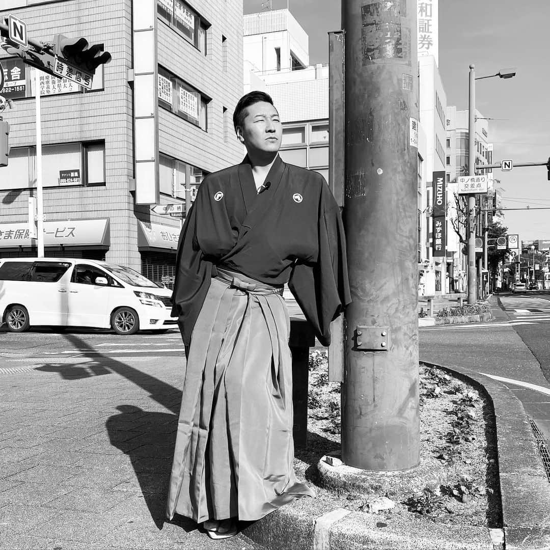 長田庄平のインスタグラム：「狂言の夜明けぜよ  #そろりそろりぜよ #あむあむぜよ #ぜよりぜより #高知 #ロケ #坂本龍馬 #土佐 #かつおのたたき」