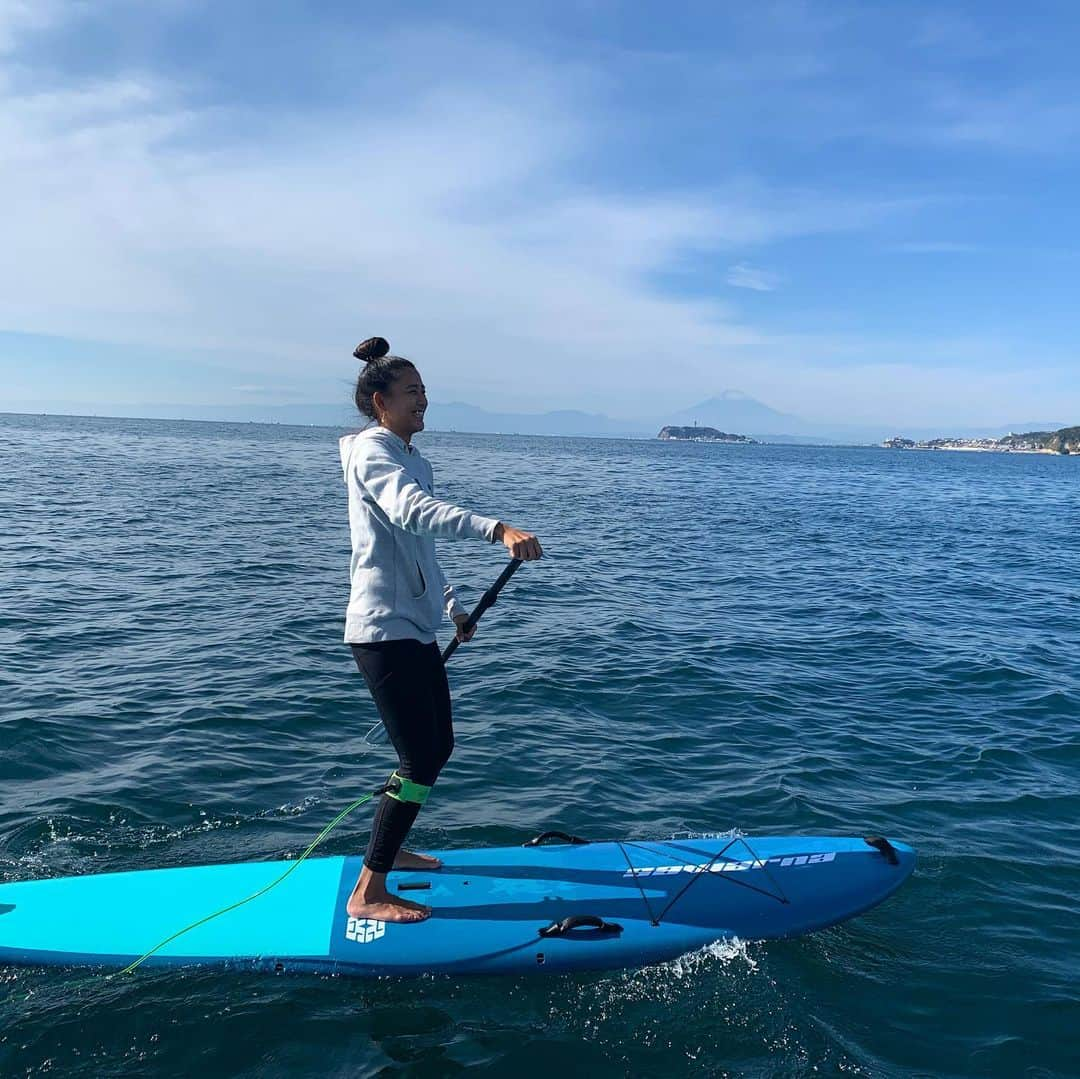 高松いくさんのインスタグラム写真 - (高松いくInstagram)「今日もパワフルでした٩(๑❛ᴗ❛๑)۶  朝Yoga→朝ごはん🥞→Supクルージング&Sup Yoga🏄‍♀️ さえちゃんと〜今日も朝から海で 過ごしましたとさ〜🙌❤️ 今日も富士山🗻クッキリ 海上をお散歩したり、ボードをイカダみたいにして座り込んでおしゃべり🤣 どんな話も、海の上、空の下、 挟まれてると、心からの声が自然と出てくる。 解放されたね╰(*´︶`*)╯ 土日の海での時間ぜーんぶ❤️ とってもポカポカ時間でした🙌  みなさまありがとうございました😊❤️ 海の上のHappyは 波に乗って🌊世界のHappyに繋げたい  だから  #エアおにぎり #onigiriaction  #給食 を　#アジア　#アフリカ　 #子供達の笑顔 #幸せシェア  #tablefortwo #onigiri #あと3日  #sup #supyoga #sea #sae #sky #beach  #海　#湘南　#鎌倉　#材木座　#shonan」11月17日 22時38分 - iku_takamatsu_trip_sup_yoga