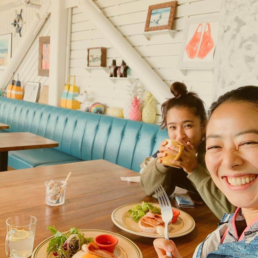 高松いくさんのインスタグラム写真 - (高松いくInstagram)「今日もパワフルでした٩(๑❛ᴗ❛๑)۶  朝Yoga→朝ごはん🥞→Supクルージング&Sup Yoga🏄‍♀️ さえちゃんと〜今日も朝から海で 過ごしましたとさ〜🙌❤️ 今日も富士山🗻クッキリ 海上をお散歩したり、ボードをイカダみたいにして座り込んでおしゃべり🤣 どんな話も、海の上、空の下、 挟まれてると、心からの声が自然と出てくる。 解放されたね╰(*´︶`*)╯ 土日の海での時間ぜーんぶ❤️ とってもポカポカ時間でした🙌  みなさまありがとうございました😊❤️ 海の上のHappyは 波に乗って🌊世界のHappyに繋げたい  だから  #エアおにぎり #onigiriaction  #給食 を　#アジア　#アフリカ　 #子供達の笑顔 #幸せシェア  #tablefortwo #onigiri #あと3日  #sup #supyoga #sea #sae #sky #beach  #海　#湘南　#鎌倉　#材木座　#shonan」11月17日 22時38分 - iku_takamatsu_trip_sup_yoga