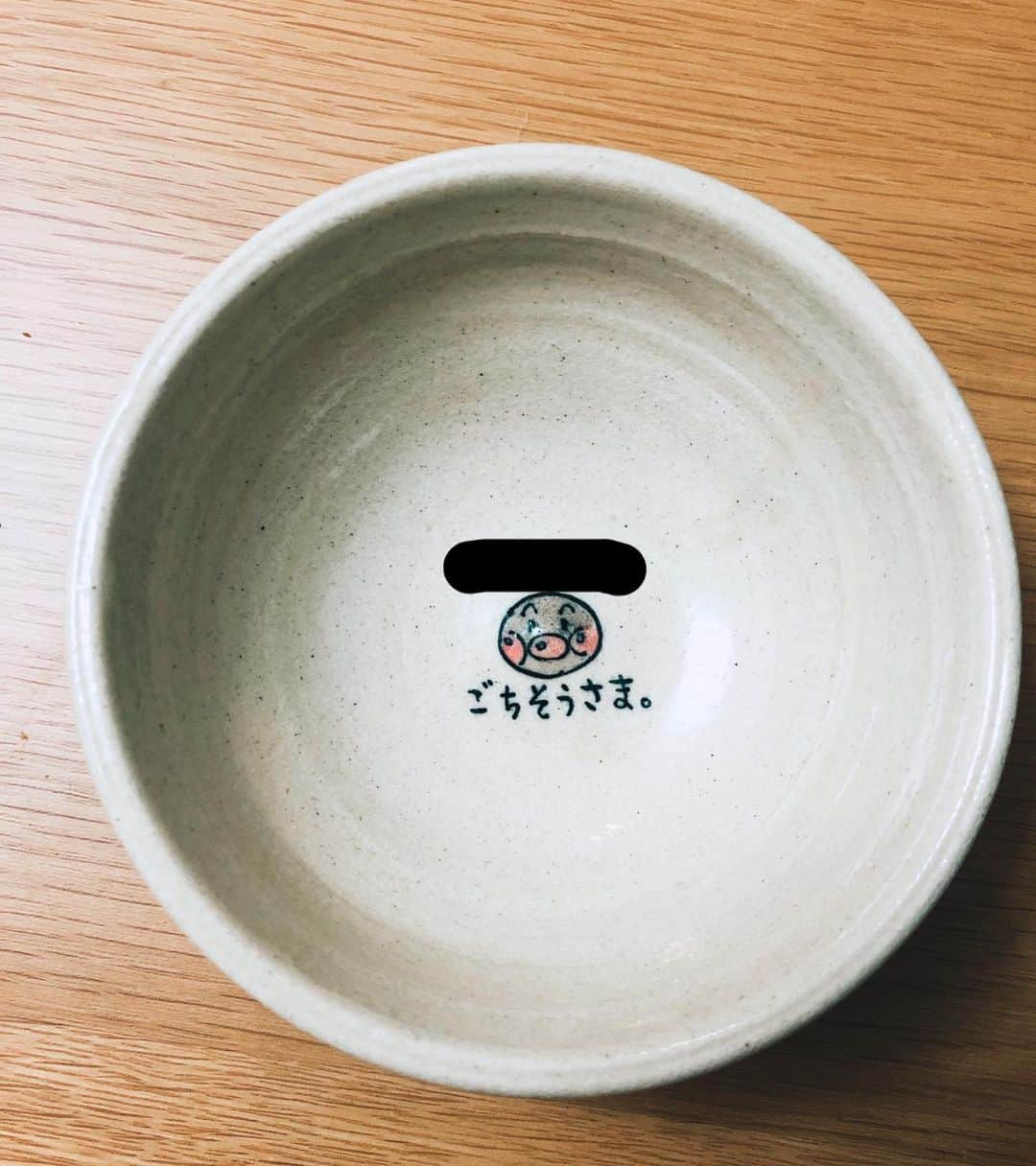 山崎萌絵さんのインスタグラム写真 - (山崎萌絵Instagram)「ロケで作ったお茶碗ができ上がりました🍚✨写真では黒く消してますが、息子の名前が書いてあります(｡>∀<｡) 形は私がろくろで作り、絵は店長さんが書いて下さいました♩♩思ったより浅かったかな？と心配でしたが、小さい子には手がかけやすくて案外良かったです💓 . #電動ろくろ #茶碗作り #こもん堂 #西鉄雑餉隈駅 #自覚先生 #アサデスラジオ #アサリポ」11月17日 22時41分 - moeyamasaki.kbc