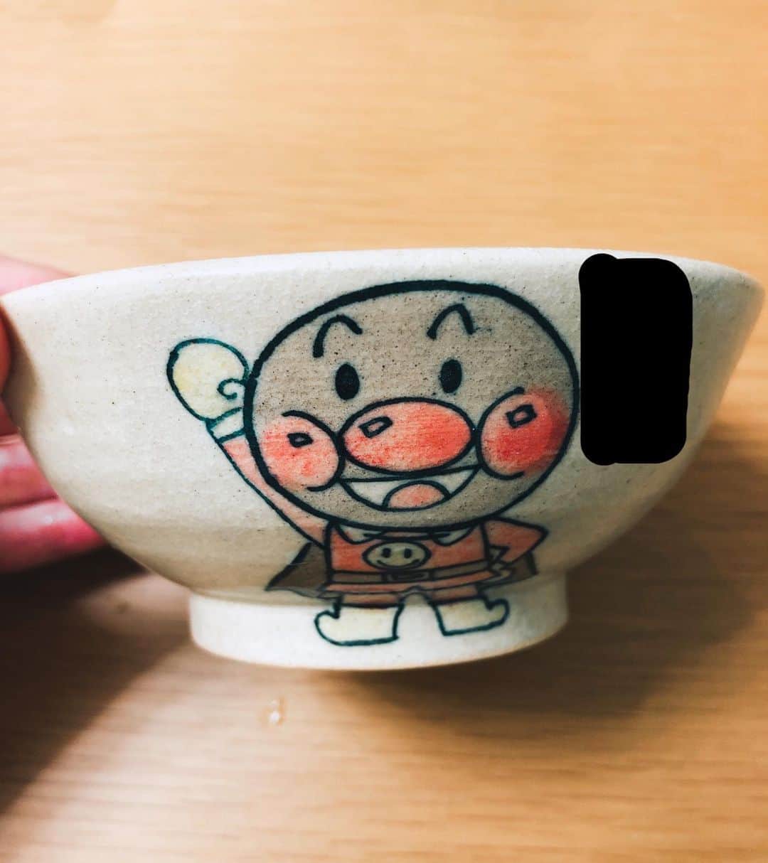 山崎萌絵さんのインスタグラム写真 - (山崎萌絵Instagram)「ロケで作ったお茶碗ができ上がりました🍚✨写真では黒く消してますが、息子の名前が書いてあります(｡>∀<｡) 形は私がろくろで作り、絵は店長さんが書いて下さいました♩♩思ったより浅かったかな？と心配でしたが、小さい子には手がかけやすくて案外良かったです💓 . #電動ろくろ #茶碗作り #こもん堂 #西鉄雑餉隈駅 #自覚先生 #アサデスラジオ #アサリポ」11月17日 22時41分 - moeyamasaki.kbc