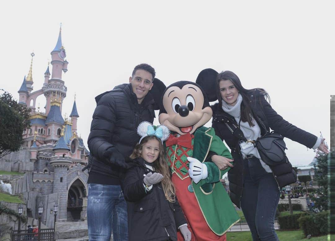 クリスティアン・テージョのインスタグラム：「Fin de semana en familia❄️😀💚 @disneylandparis #disneylandparis #disneyxmas」