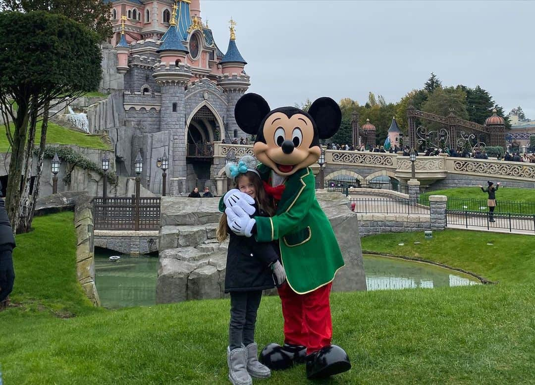 クリスティアン・テージョさんのインスタグラム写真 - (クリスティアン・テージョInstagram)「Fin de semana en familia❄️😀💚 @disneylandparis #disneylandparis #disneyxmas」11月17日 22時41分 - ctello91