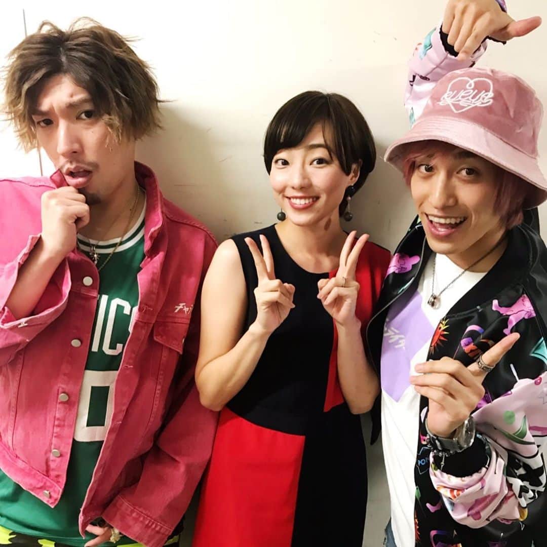 のインスタグラム：「「AGESTOCK 2019」 2日間行われたイベントMC。 1日目はカミナリのお2人と。2日目はEXITのお2人と。 タイプが違うMC展開。3000人を前にしたアプローチの仕方、両日ともに、面白かったし、かなり勉強になりました。 #agestock2019  #カミナリ  #EXIT #ポージング #令和感  #エネルギー  #はんぱない」