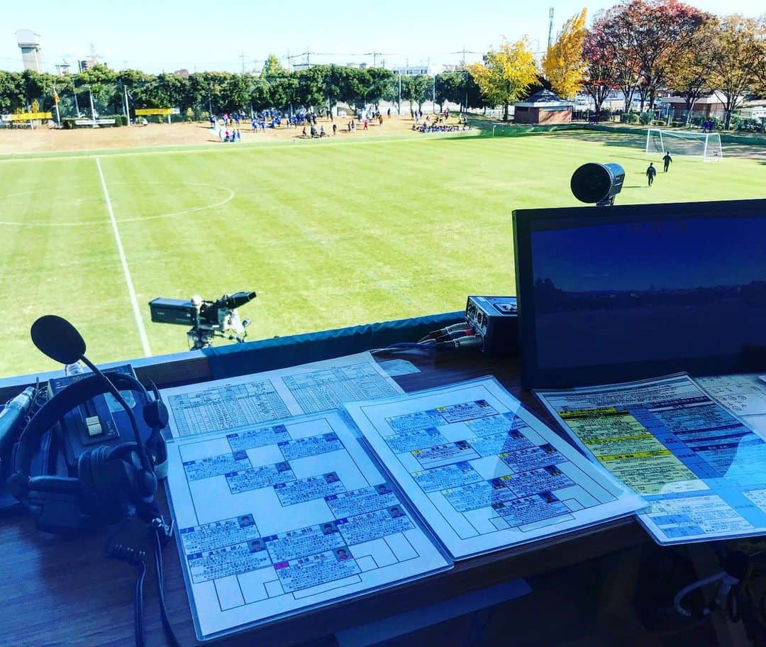 小松正英さんのインスタグラム写真 - (小松正英Instagram)「. 第98回全国高校サッカー選手権群馬大会  第1試合　前橋育英1-0桐生第一 第2試合　健大高崎1-0高経大附  準決勝は2試合とも1-0の好ゲーム。 群馬の高校サッカーのレベルの高さを改めて実感させてくれる素晴らしい2試合でした。  群馬テレビでは今年から準決勝を生中継。 私は第1試合の前橋育英VS桐生第一の試合を担当。 解説の笠原さんと2年ぶりの実況生中継に臨みました🎧  試合開始直後から出足が速く、攻守共にハイレベルなプレーが展開。  育英がパスワーク、コンビネーションを見せれば、 桐一はU-17日本代表、若月大和の迫力ある攻撃を見せ、 一瞬も目を離すことの出来ない試合となりました。  実況冥利に尽きるゲームで、ワクワクしながら実況させてもらいました！  集まった大勢の観客を魅了した4チームの皆さん、お疲れ様でした！！ . #キタゼ選手権  #高校サッカー #群馬大会 #前橋育英 #桐生第一 #健大高崎 #高経大附 #群馬テレビ #生中継 #実況 #アナウンサー」11月17日 22時42分 - masa_fb.ank