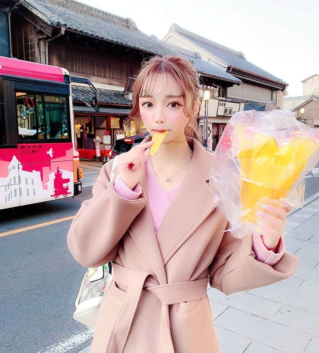 あやちゃんさんのインスタグラム写真 - (あやちゃんInstagram)「川越お散歩🍠🍡‪🍦‬💗 絶対食べるのは芋チップ☀️ 民宿がシュールでパシャっといた( ꇐ₃ꇐ )🤙❤️笑 @phase__official のカシミヤコート💗💗大人っぽくてあったかい☺️ #川越 #川越食べ歩き #川越グルメ #小江戸川越 #小江戸 #小江戸おさつ庵 #川越小江戸 #ポニーテール #コート #冬服 #コーディネート」11月17日 22時43分 - aya.you.love.r