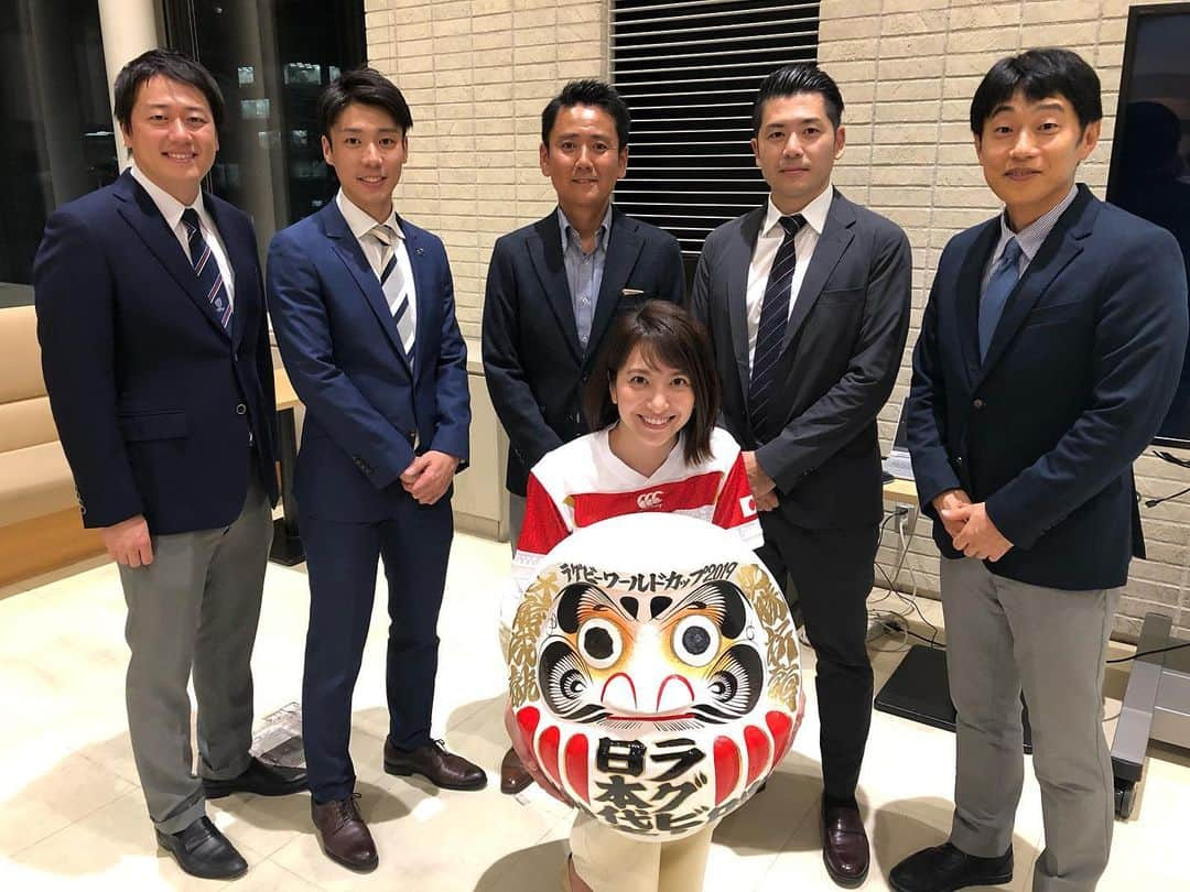 笹崎里菜さんのインスタグラム写真 - (笹崎里菜Instagram)「先日社内で ラグビーW杯感謝の会がありました🙏 (やんもさんは途中zeroへ😭) 改めてたくさんの方にお世話になったと実感しました😣 2017年5月サンウルブズ戦で はじめて7人揃って記念に撮った写真📸 そこから2年経って、 ラグビーW杯をone teamで迎えました🏃‍♀️ 先輩たちには甘えてばかりでしたが、 たくさんお世話になりました🙇‍♀️ 毎日着ていたジャージが恋しくて、 次はいつまた着られるのか、 その日を楽しみにして頑張ります！！ #日テレラグビー班」11月17日 17時22分 - rina_sasazaki