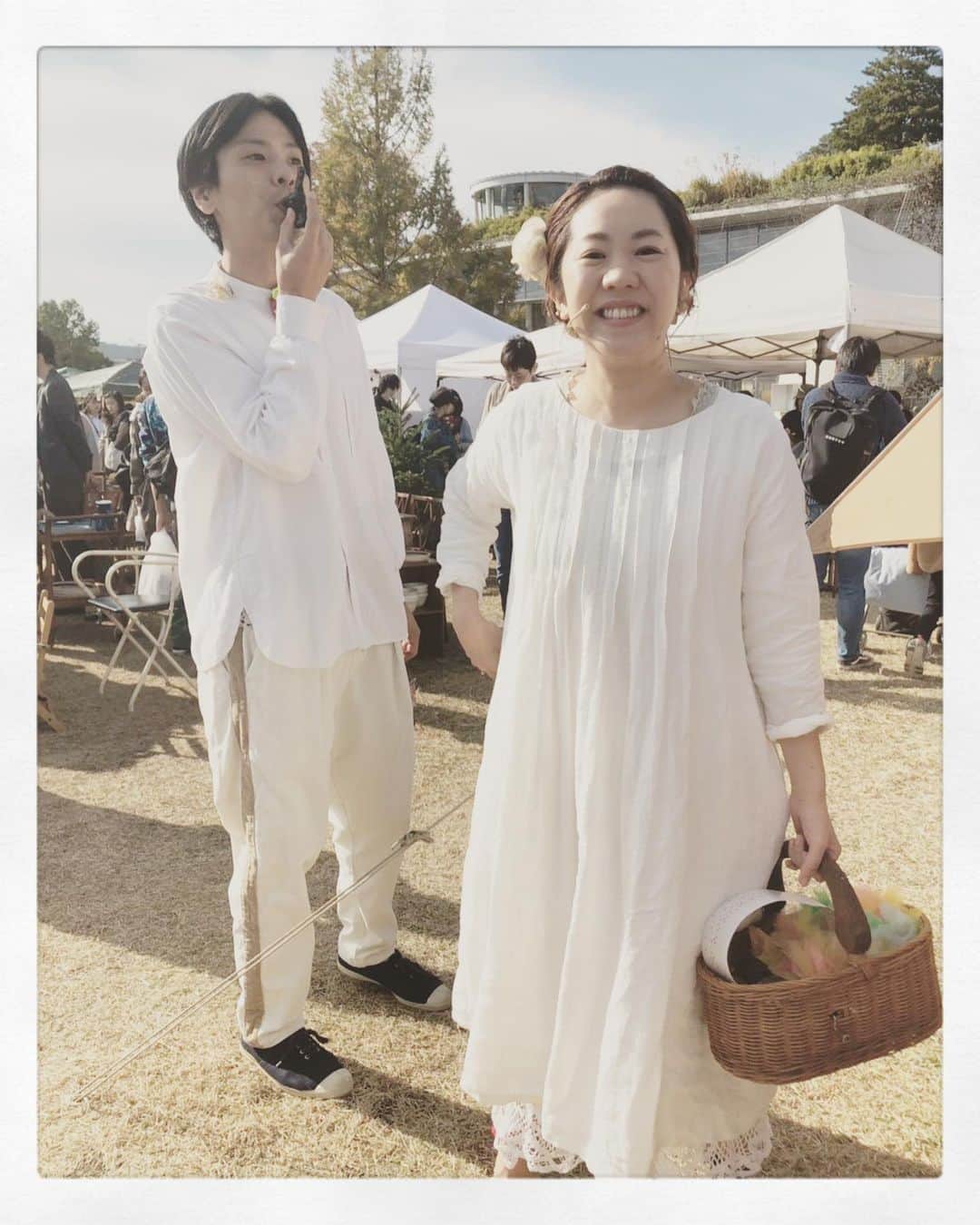 松本野々歩のインスタグラム：「東京蚤の市　とっても気持ちのいい1日でした！  わたしたちの出番は10:00〜だったにもかかわらず たくさん足を運んでくれたり 足を止めてくれたり 歌って踊って　鈴が完売して！😳 うれしかった〜  きっと今日たくさん知り合いに会うから 会った人会った人と写真撮ろう！と思ってたのに　ことごとく忘れ でも　とにかくみんな　今度ゆっくりご飯食べようね！って言い合う友があちらこちらにいて嬉しかった〜  #チリンとドロン #東京蚤の市 #キッズステージ #手紙社 #昭和記念公園」