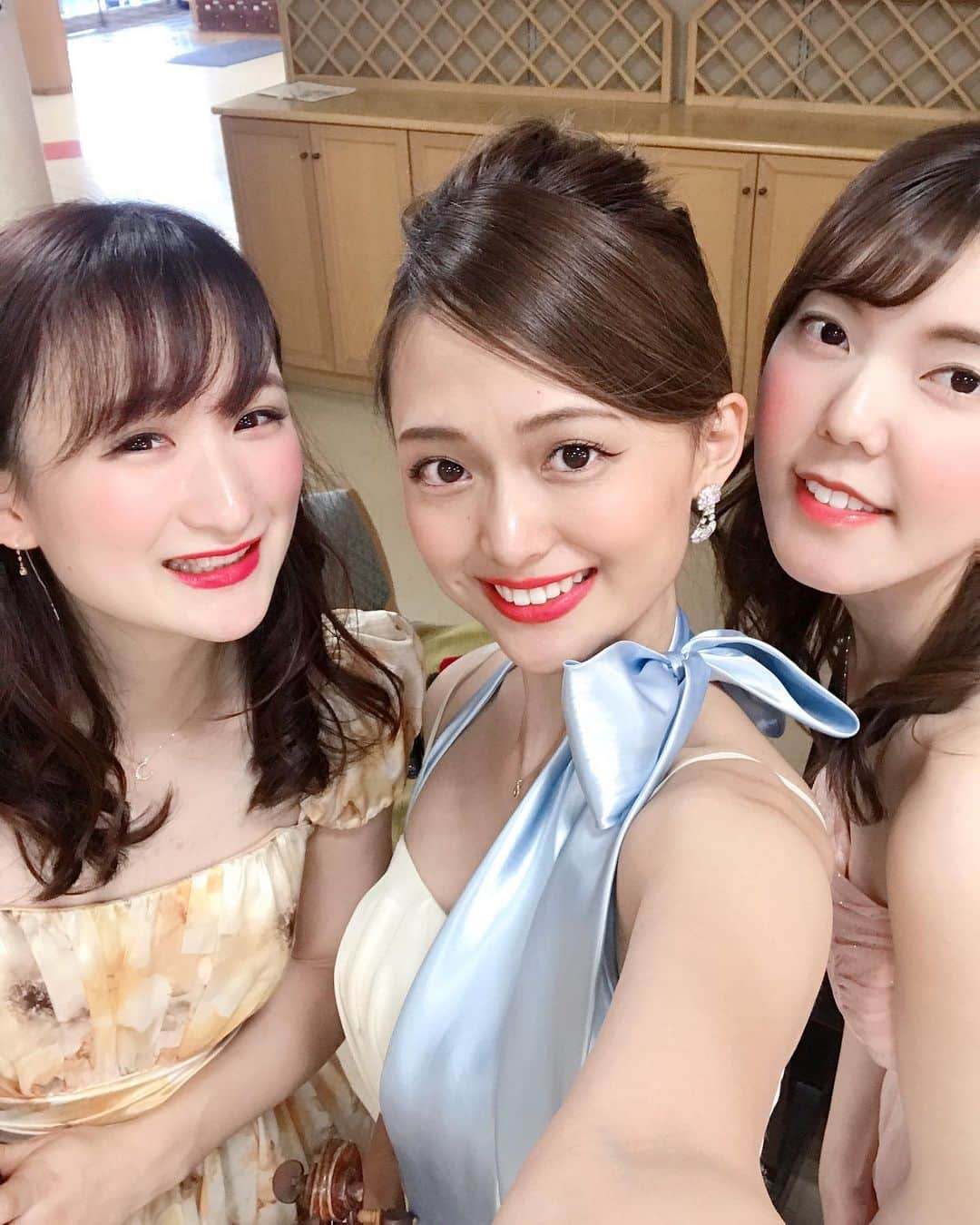 苅谷なつみさんのインスタグラム写真 - (苅谷なつみInstagram)「trio mira💖 . 住まわれてる方々の他に、スタッフさん総出で舞台を囲んで、たくさんの拍手をくださり私たちも楽しく、とっても弾きやすいコンサートでした🎻💕皆様がニッコニコの笑顔で楽しんでくださり、"また長生きできる"とか、"夢のような時間だった"とおっしゃっていただき、そんなこと言ってもらえる私たちがこちらこそでした🥺💕 . 美味しいお弁当や素敵な花束、最初から最後までたくさんのお心遣いをいただきありがとうございました🧡✨ 今日も幸せでした❣️ . 週末も残りわずか！ みなさま良い週末をお過ごしください🎀✨ . #ヴァイオリニスト #苅谷なつみ #老人ホーム #素敵な方々」11月17日 17時26分 - natsumi_kariya