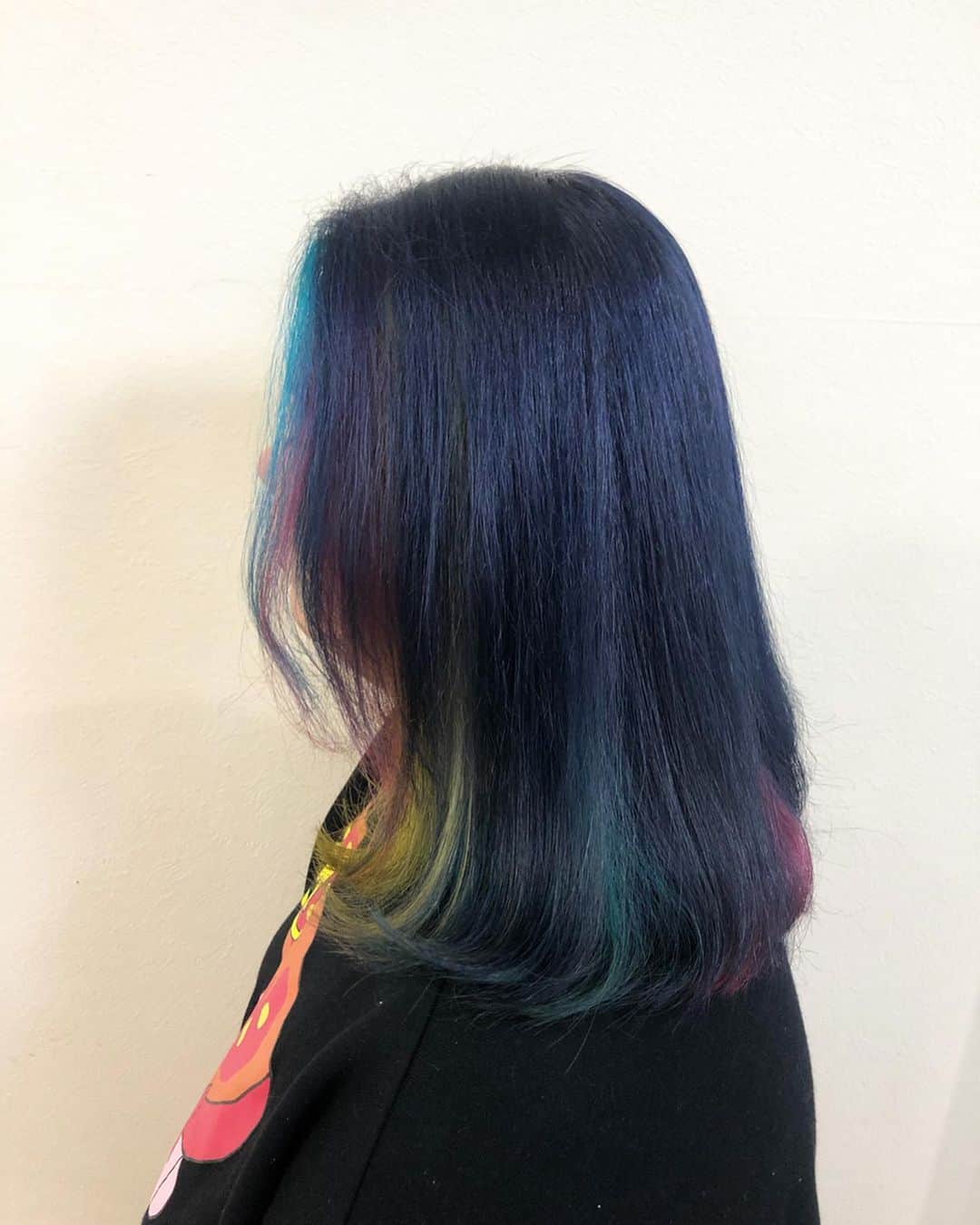 salon PRATiNO(サロンプラチノ)のインスタグラム：「. 🌈3色インナーカラー🌈. . インナーカラーにレッド、イエロー、スカイブルー🌈 髪の毛を結んだときや巻いたときに インナーカラーが綺麗に出て可愛い😍 毎日が楽しくなるヘアスタイルです💗💗 . . 【CLAVIS PRATINO】 ◇月曜日～土曜日 11:00～20:00 ◇日曜日 11:00～18:00 ※定休日なし ※時間外はお問い合わせください。 愛知県名古屋市中区錦3-4-19石垣ビル７Ｆ ☎︎052-962-7017 . #hairstyle #hair #cornrow #braids #clavispratino #spiralperm #pratino #hairsalon #nagoya #haircolor #love #派手髪 #外国人風カラー #バレイヤージュ #グラデーション #コーンロウ #ブレイズ #スパイラルパーマ #特殊ヘア #ブラックヘア #美容室 #ヘアサロン #ヘアスタイル #ヘアカラー #クラビスプラチノ #名古屋 #栄 #錦」