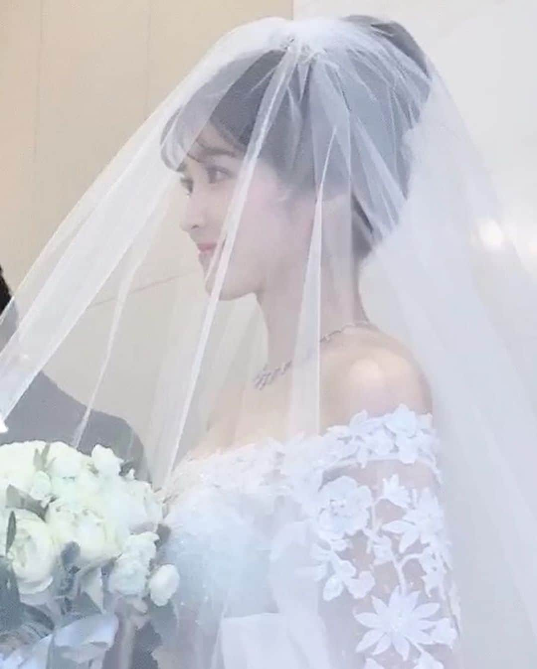 森下悠里さんのインスタグラム写真 - (森下悠里Instagram)「@m.hakase まいちゃんの結婚式💓 花嫁のまいちゃん👰 本当に可愛くて美しすぎて💓💓 終始うっとり💎✨✨ - 爽やかで優しいイケメンDrの旦那様と 語学堪能📚才色兼備のまいちゃん - 美男美女の素敵すぎるふたり✨ - #結婚式　#美男美女　#wedding #weddingdress #weddingparty」11月17日 17時36分 - yuurimorishita