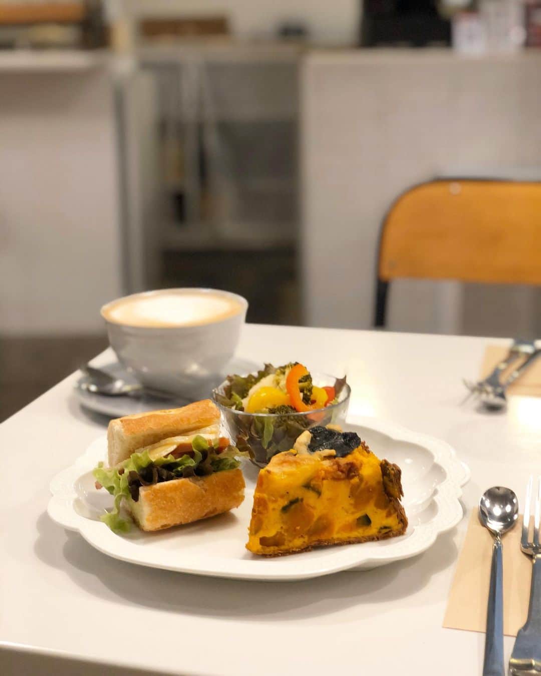 金澤楓さんのインスタグラム写真 - (金澤楓Instagram)「インスタライブで話してたオススメカフェ🍰💕 . プレートもデザートのパフェも可愛くて美味しい🤤 . プレートのお気に入りはかぼちゃのキッシュタルト。かぼちゃの素材とチーズの組み合わせが最高。 パフェはまずは見た目が😍 中のメレンゲが最高に美味しくてお土産に買って帰りました！！ . . 壁のイラストは1ヶ月毎に変わるみたいで写真だったり陶芸だったりするみたいです☺️ なので何回行っても楽しみるからまたすぐ行こうと思います❤️ . 地下鉄西28丁目降りてすぐです✨✨ . .  #札幌カフェ#cafe#かえで外食フォト#かえでのオススメ#ツルカフェ#tsurucafe」11月17日 17時37分 - kae_o51o