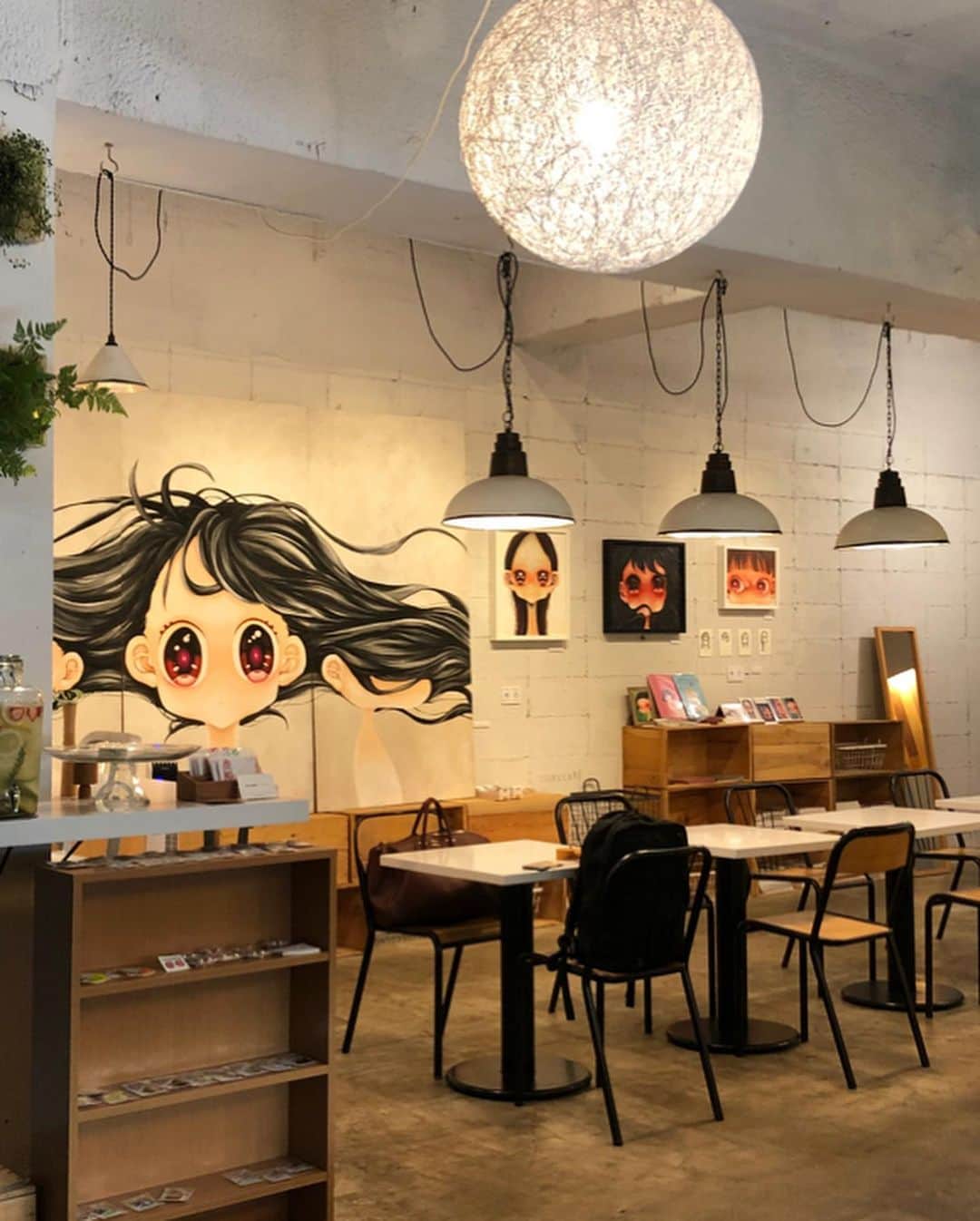 金澤楓さんのインスタグラム写真 - (金澤楓Instagram)「インスタライブで話してたオススメカフェ🍰💕 . プレートもデザートのパフェも可愛くて美味しい🤤 . プレートのお気に入りはかぼちゃのキッシュタルト。かぼちゃの素材とチーズの組み合わせが最高。 パフェはまずは見た目が😍 中のメレンゲが最高に美味しくてお土産に買って帰りました！！ . . 壁のイラストは1ヶ月毎に変わるみたいで写真だったり陶芸だったりするみたいです☺️ なので何回行っても楽しみるからまたすぐ行こうと思います❤️ . 地下鉄西28丁目降りてすぐです✨✨ . .  #札幌カフェ#cafe#かえで外食フォト#かえでのオススメ#ツルカフェ#tsurucafe」11月17日 17時37分 - kae_o51o