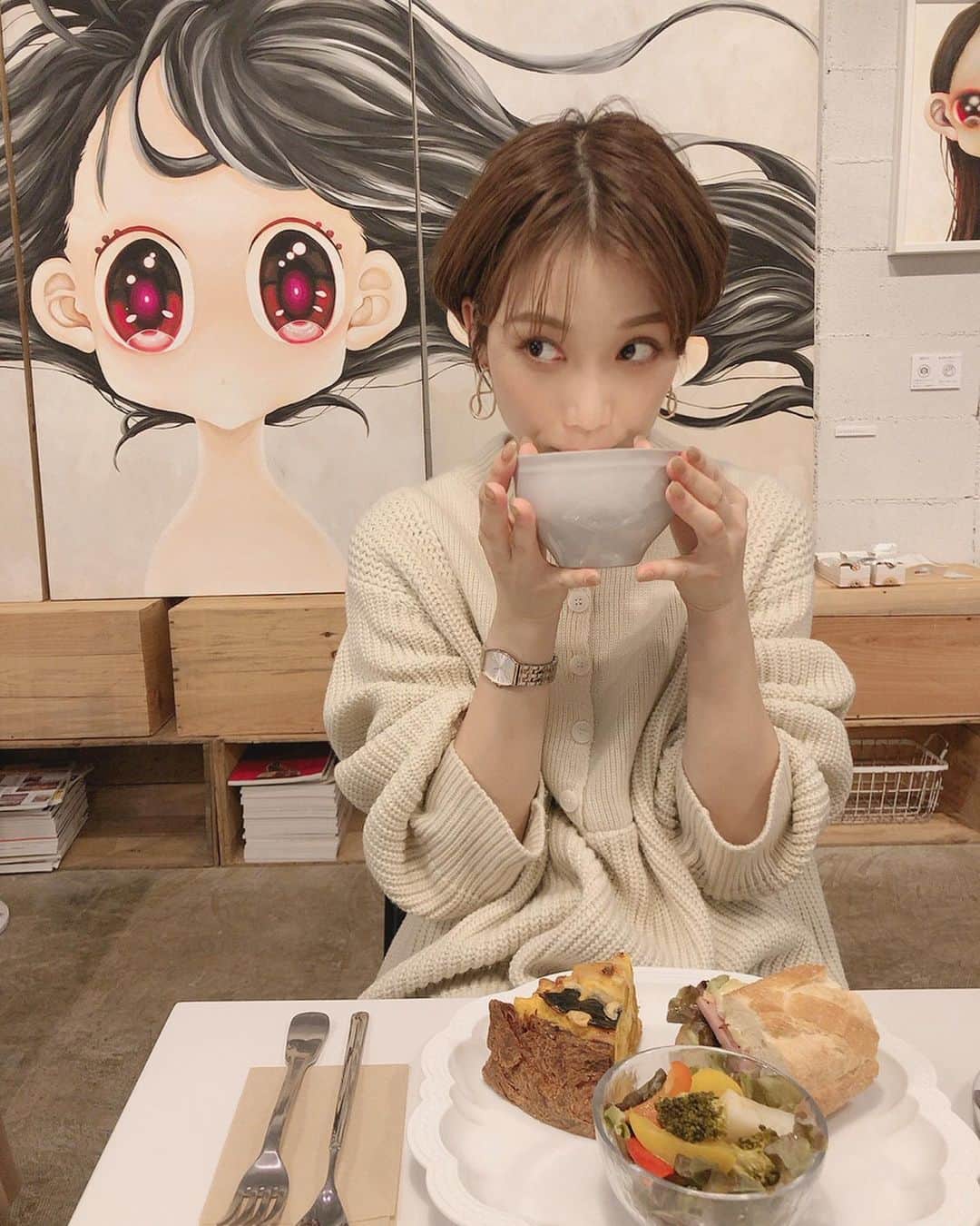 金澤楓さんのインスタグラム写真 - (金澤楓Instagram)「インスタライブで話してたオススメカフェ🍰💕 . プレートもデザートのパフェも可愛くて美味しい🤤 . プレートのお気に入りはかぼちゃのキッシュタルト。かぼちゃの素材とチーズの組み合わせが最高。 パフェはまずは見た目が😍 中のメレンゲが最高に美味しくてお土産に買って帰りました！！ . . 壁のイラストは1ヶ月毎に変わるみたいで写真だったり陶芸だったりするみたいです☺️ なので何回行っても楽しみるからまたすぐ行こうと思います❤️ . 地下鉄西28丁目降りてすぐです✨✨ . .  #札幌カフェ#cafe#かえで外食フォト#かえでのオススメ#ツルカフェ#tsurucafe」11月17日 17時37分 - kae_o51o