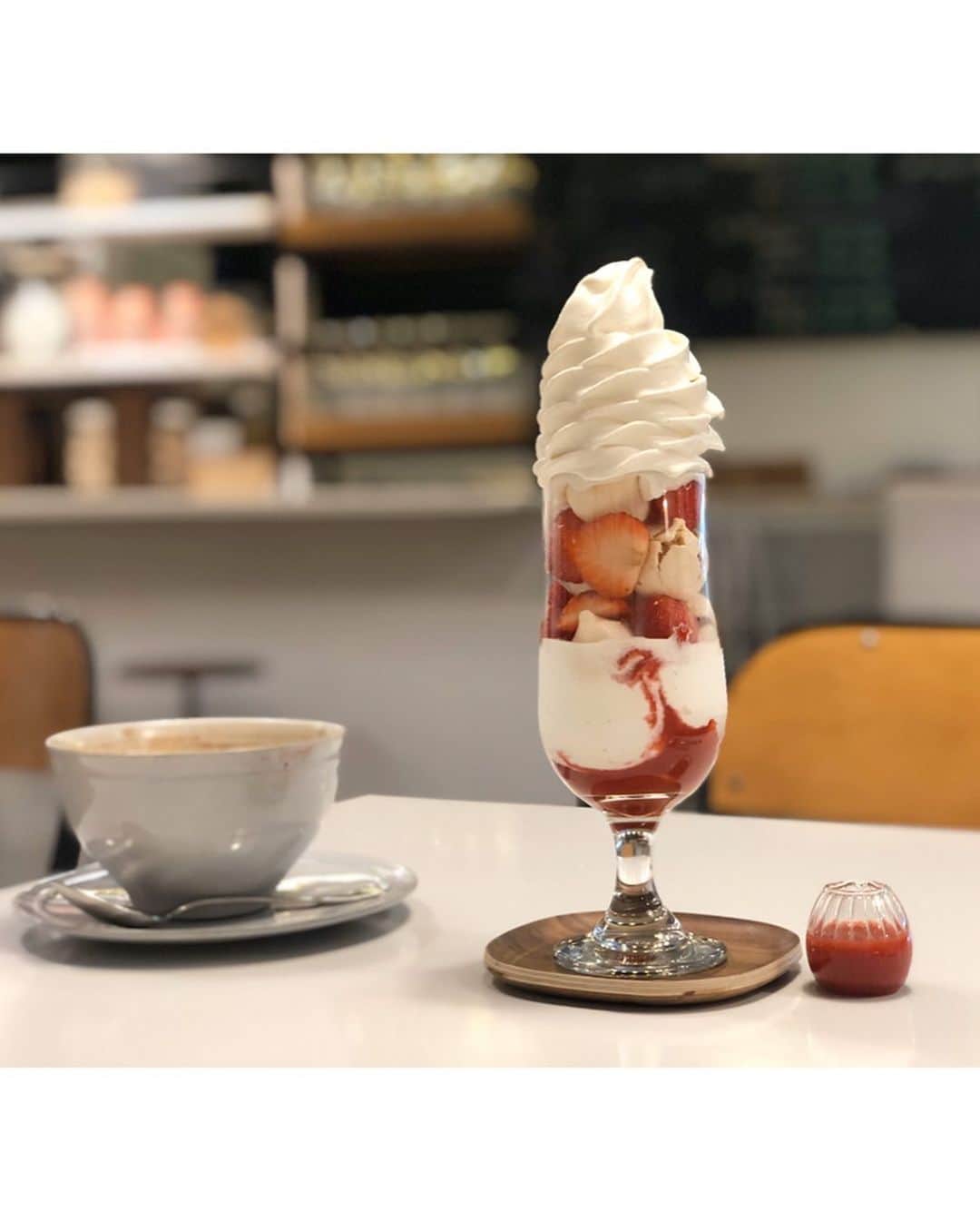 金澤楓さんのインスタグラム写真 - (金澤楓Instagram)「インスタライブで話してたオススメカフェ🍰💕 . プレートもデザートのパフェも可愛くて美味しい🤤 . プレートのお気に入りはかぼちゃのキッシュタルト。かぼちゃの素材とチーズの組み合わせが最高。 パフェはまずは見た目が😍 中のメレンゲが最高に美味しくてお土産に買って帰りました！！ . . 壁のイラストは1ヶ月毎に変わるみたいで写真だったり陶芸だったりするみたいです☺️ なので何回行っても楽しみるからまたすぐ行こうと思います❤️ . 地下鉄西28丁目降りてすぐです✨✨ . .  #札幌カフェ#cafe#かえで外食フォト#かえでのオススメ#ツルカフェ#tsurucafe」11月17日 17時37分 - kae_o51o