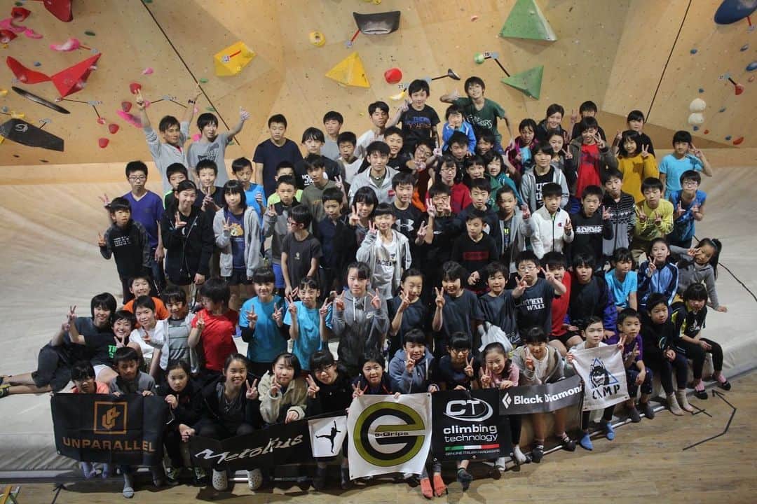 長澤青空のインスタグラム：「11月16日 B'Rocks youth2019 今回はユース世代のコンペだったのでスタッフとして参加させて頂きました！ 予選から決勝まで最高の盛り上がりを見せたコンペでした！ 参加した選手の皆さん親御さんありがとうございました！ スタッフの皆さんお疲れ様でした！  #受付写真に映り込む私 #まれとかーちゃん #ジャッジのりょーへいへい #笑顔ののんぴん #仲良し負け組トリオ #決勝前のちせ #おばかなはくりんちょ #ヒロが怪我したから絆創膏貼ってあげたら顔怖いのに優しいんだねって言われたの絶対忘れない #クライミング #ボルダリング #climbing #ボルダリング #bnuts大崎古川店」