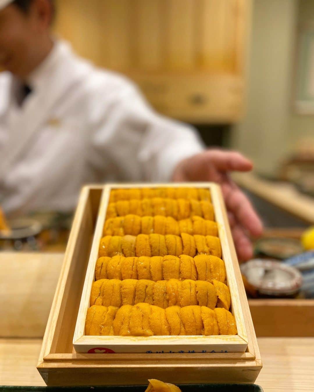 Mai Wakimizuさんのインスタグラム写真 - (Mai WakimizuInstagram)「昨日のdinner♡以前、たまたまお店の前を通って気になった新地のお鮨屋さん、その日にその場で予約をして帰りました♡それが昨日。登山の後ダッシュで着替えて伺いました！ウニ丼が美味しくてお代わり＼(^o^)／シャイな大将でした♡ #wakkingourmet##鮨いわもと#大阪」11月17日 17時49分 - wakkin__m