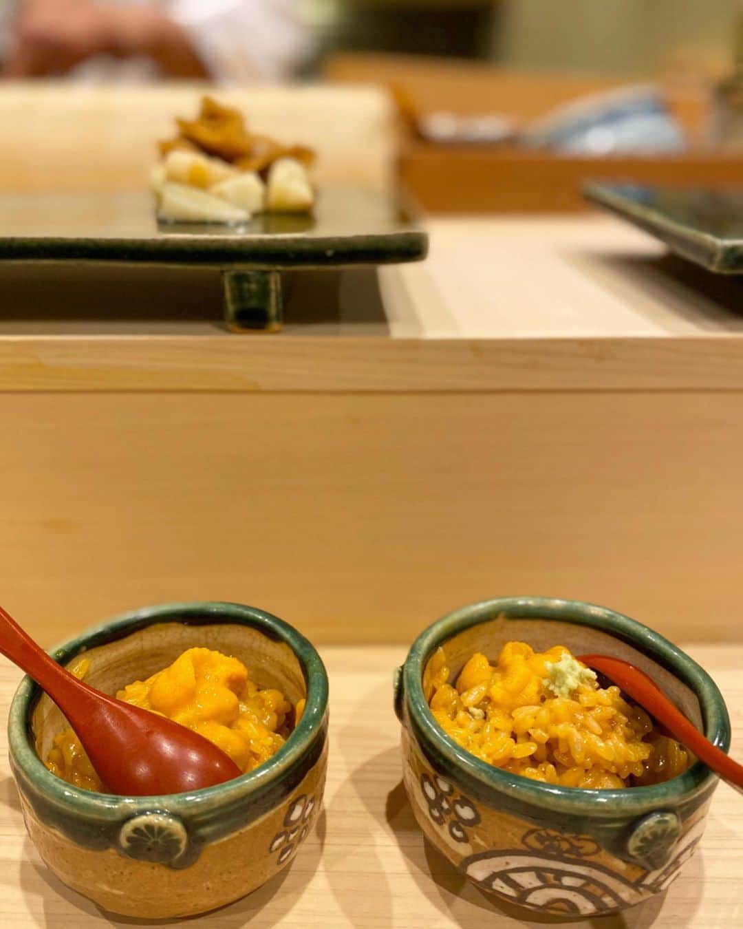 Mai Wakimizuさんのインスタグラム写真 - (Mai WakimizuInstagram)「昨日のdinner♡以前、たまたまお店の前を通って気になった新地のお鮨屋さん、その日にその場で予約をして帰りました♡それが昨日。登山の後ダッシュで着替えて伺いました！ウニ丼が美味しくてお代わり＼(^o^)／シャイな大将でした♡ #wakkingourmet##鮨いわもと#大阪」11月17日 17時49分 - wakkin__m