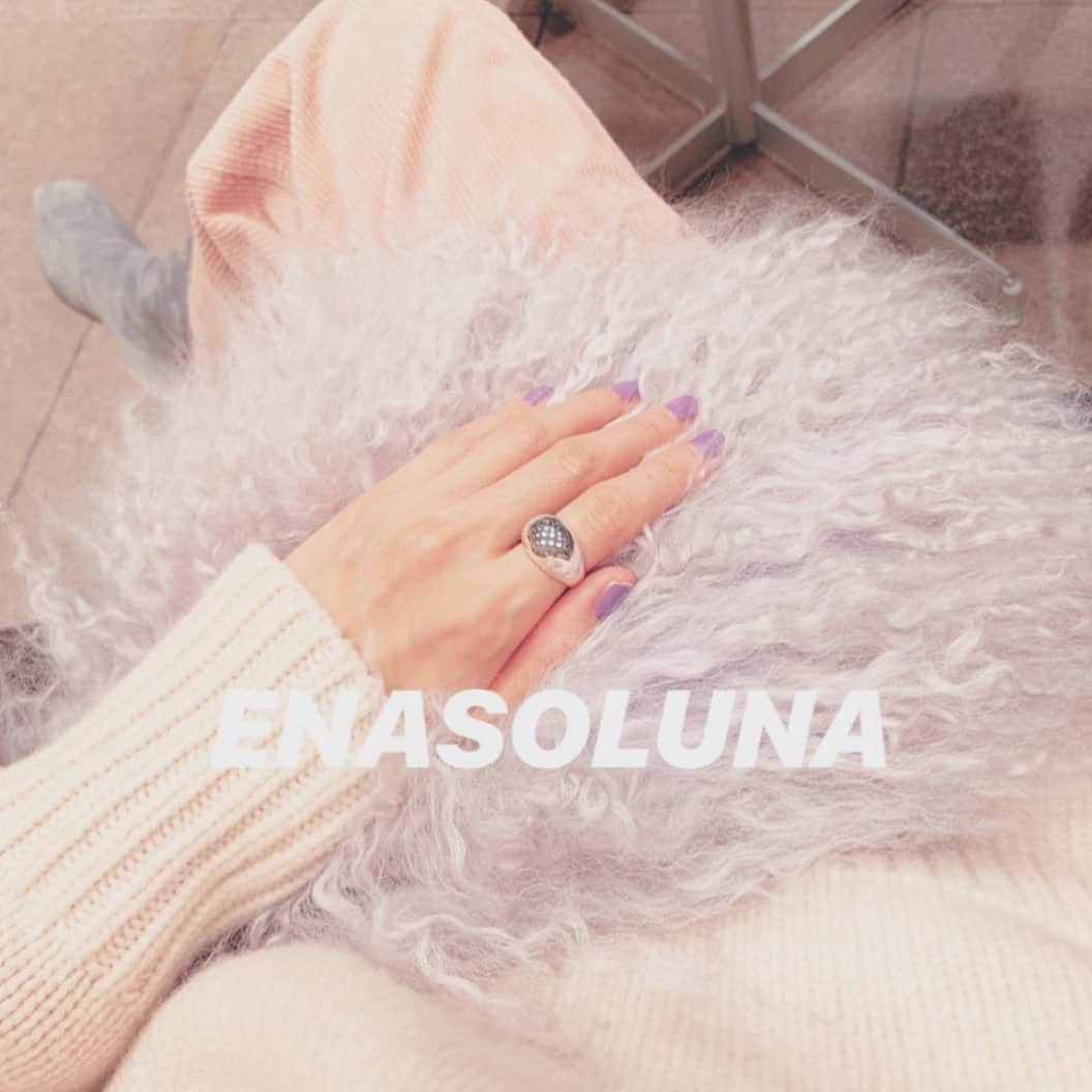 絵美里のインスタグラム：「New ring🌙✨ . . . ring... @enasoluna_official  bag... @beams_women  knit & pants... @ragandbone  boots... @31philliplim . . . . . . #enasoluna #jewelry  #ragandbone」