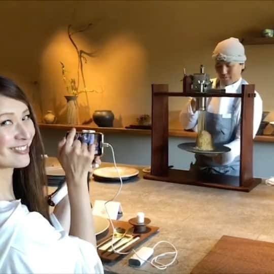 のインスタグラム：「京都 和栗専門店「紗織 さをり」 今、京都で1番話題行列のお店です！ ↓ 幅1mmの極細の和栗クリームで、高さ 幅15cmほどに仕上げるモンブラン ・ ・ 丹波栗と宮崎栗の2種あり、丹波栗は限定40食。 ・ ・ 入店や予約の取り方は 前日の静止画のインスタに書いてあります。 ・ ・  #さをり#和栗専門店紗織 #紗織モンブランケーキ  #栗スイーツ#モンブラン#モンブラン巡り#和栗#和栗のモンブラン#栗#フランス栗#里井真由美#1級フードアナリスト里井真由美#さといいね#栗スイーツ#デパ地下#ホテルスイーツ#デパ地下スイーツ#ホテル#ありが糖運動#まゆログ」