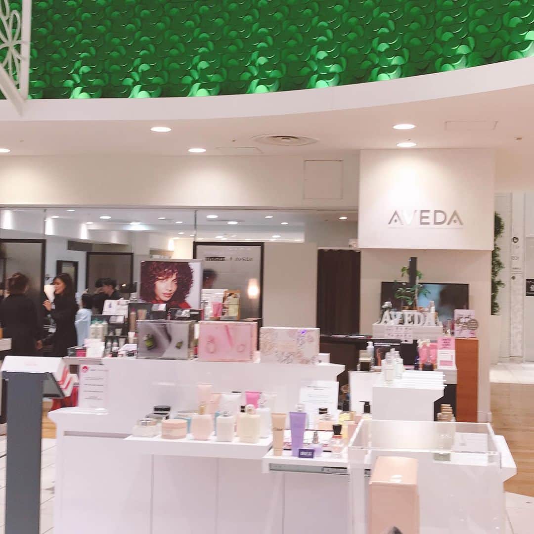 小西さやかさんのインスタグラム写真 - (小西さやかInstagram)「<出産前にやりたい事Best10> ２つ目は美容院。 行きつけのヒカリエにあるクロードモネavedaサロン @claudemonet_shibuya へ。 . 福隅さん @r_fukuzumi にお任せカット。 ブランディングでイメージ変えない方がいいから、復帰して2月に撮影するときにロングとわかるギリギリまで短くしてもらいました。鎖骨下くらいだそうです。また、結んでまとめてられた方がいいので、そこも考えて長さを決めてもらいました！ . 福隅さんは、いつもカットした後のお手入れがしやすいか？自分でどこまでセットができるのか？も考えて髪型を決めてくれるので本当に助かってます(^^)15cm以上カット！皆さんはどれぐらい短くしました？ . #美容院　#オススメ美容室 #オススメ美容院 #オススメ美容師さん #おすすめ美容師 #おすすめ美容室 #人気美容師 #人気美容室 #髪型　#髪カット　#髪アレンジ　#髪型アレンジ #髪型変えたい #髪型写真 #髪型技術 #クロードモネ　#ヒカリエ　#avedaカラー #アヴェダカラー　#出産前　#出産前にしたいこと #出産前にやっておきたいこと #出産前の贅沢 #出産前最後 #出産前旅行 #妊娠10ヶ月 #妊娠38週 #妊娠記録」11月17日 17時43分 - cosmeconcierge