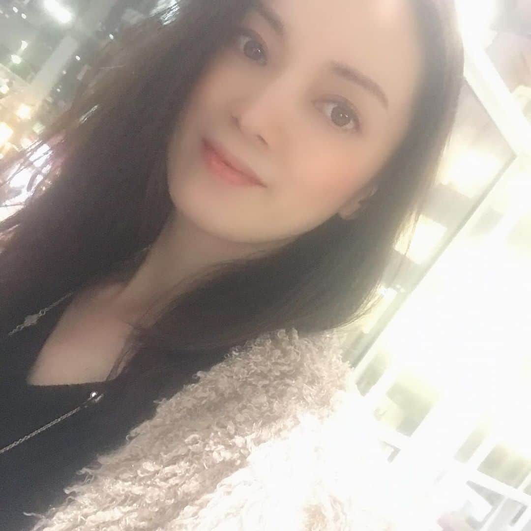 小西さやかさんのインスタグラム写真 - (小西さやかInstagram)「<出産前にやりたい事Best10> ２つ目は美容院。 行きつけのヒカリエにあるクロードモネavedaサロン @claudemonet_shibuya へ。 . 福隅さん @r_fukuzumi にお任せカット。 ブランディングでイメージ変えない方がいいから、復帰して2月に撮影するときにロングとわかるギリギリまで短くしてもらいました。鎖骨下くらいだそうです。また、結んでまとめてられた方がいいので、そこも考えて長さを決めてもらいました！ . 福隅さんは、いつもカットした後のお手入れがしやすいか？自分でどこまでセットができるのか？も考えて髪型を決めてくれるので本当に助かってます(^^)15cm以上カット！皆さんはどれぐらい短くしました？ . #美容院　#オススメ美容室 #オススメ美容院 #オススメ美容師さん #おすすめ美容師 #おすすめ美容室 #人気美容師 #人気美容室 #髪型　#髪カット　#髪アレンジ　#髪型アレンジ #髪型変えたい #髪型写真 #髪型技術 #クロードモネ　#ヒカリエ　#avedaカラー #アヴェダカラー　#出産前　#出産前にしたいこと #出産前にやっておきたいこと #出産前の贅沢 #出産前最後 #出産前旅行 #妊娠10ヶ月 #妊娠38週 #妊娠記録」11月17日 17時43分 - cosmeconcierge