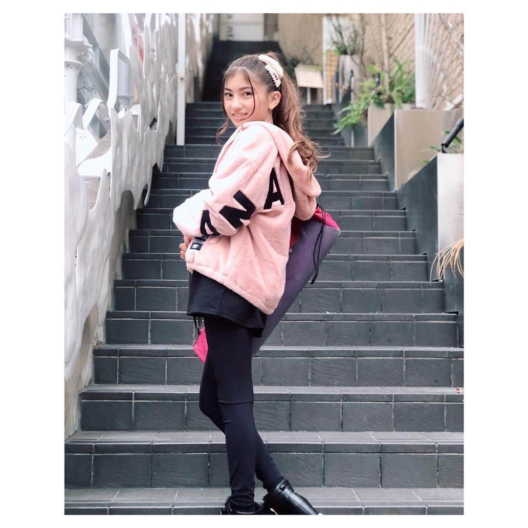 のインスタグラム：「Yoga❤︎ 今日はヨガの日 ・ ・ ・ #モコモコアウター#かわいくてお気に入り#anapgirl#lesson#yoga#ヨガ#リラックス#アナップガール#webmodel」