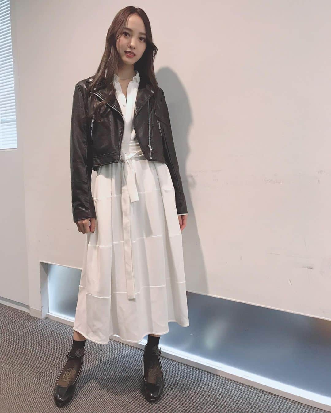 飯窪春菜のインスタグラム：「🎂👗🕊 ・ ・ 明石家さんまさんからお誕生日プレゼントに頂いたワンピース。 真っ白で綺麗🕊✨ ・ このワンピースにライダースを合わせて着るところまで、さんまさんのこだわりでした！笑 ・ 別の写真も、WEARの方に載せたのでハイライトから飛んで見てください🌸 ・ ・ ・ #onepeace  #お誕生日プレゼント  #明石家さんま さん #ありがとうございます 😊 #はるなの毎日  #飯窪ってる」
