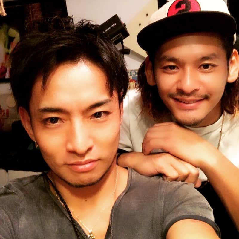 のインスタグラム：「#いきなりマリッジ3 が昨日始まりました！🤵 大好きで仲も15年以上付き合いの ジュンペイ氏！🚌 #あいのり 繋がりでもあります！🌍 昨晩いきなりマリッジ3 昨日寝る前に見ましたー！！💒 美男美女とはまさにこのことですなあ。💑 見てて美しい！🙏 そして何より、  いい感じすぎてたまりませんでしたー！！✍️ お互い好印象でもう即婚姻届提出でいんじゃない？？って感じー！！👈 やりとりを見ていてきゅんきゅんしてしまいました！🙋‍♂️ なんか羨ましいっす。。。⚾️ まだ見てない人は無料なので #アベマTV #いきなりマリッジ のチェックを！！🙌 #いきなり #結婚 #恋愛リアリティーショー #恋愛」