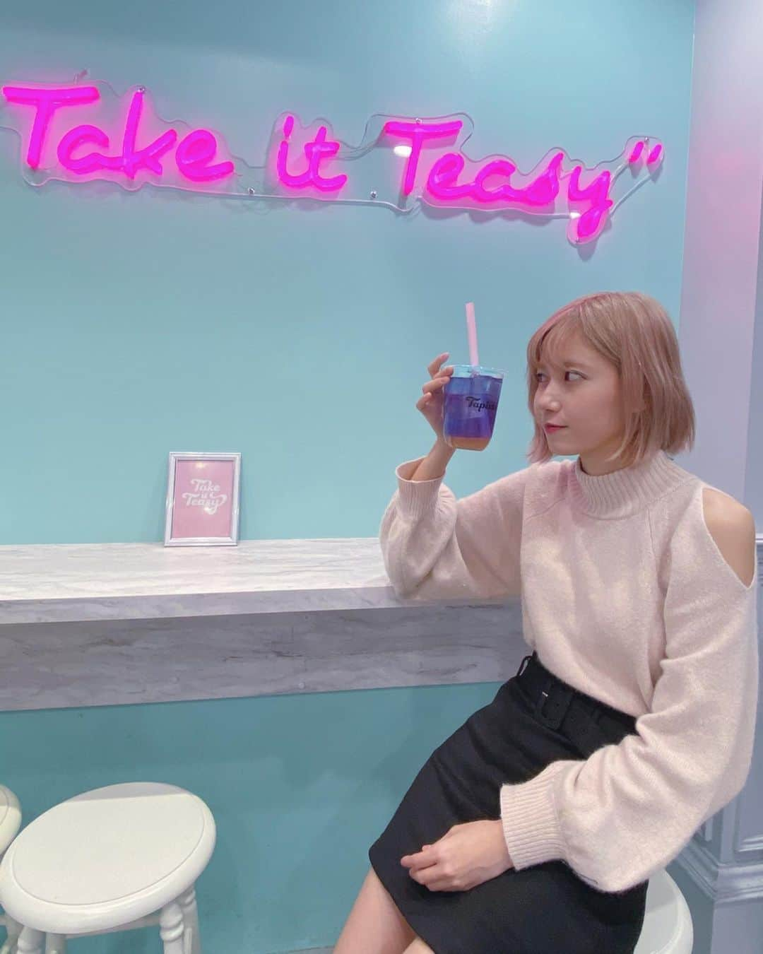 ゆきりぬさんのインスタグラム写真 - (ゆきりぬInstagram)「Take it Teasy... . . お気に入りの @tapista_jp に来たよ〜！ タピスタの私のオススメはこのオーロラフルーツティの桃だよ🍑🍑 タピオカじゃないんかいっっというツッコミが聞こえてきそう笑 元々甘いものそんなに好きじゃないからこれが自然な甘さでさっぱりしてて大好きなんだー！ あと色も可愛い💜💜 寒色大好きなんだよなぁ…。 . . タピオカミルクティーでオススメなのは贅沢果実の生いちごみるくにタピオカトッピングかな。 イチゴがたっぷり入っててめっちゃ美味しいし、見た目もすごく可愛いんだ〜💕 . . 内装もめちゃ可愛いからどこ撮っても映えスポット😂！！！！ 内装が可愛いお店ってやっぱテンション上がるよね〜。 最近お店のデザインが可愛すぎてタピスタのトートバッグまで買っちゃったよ😂 結構色んなところに店舗あるみたいだから皆もぜひ行ってみてね😋 これからホットも出るみたいだよ！  #タピオカ #タピスタ #タピスタグラム #タピオカ巡り」11月17日 17時52分 - yukirin_u