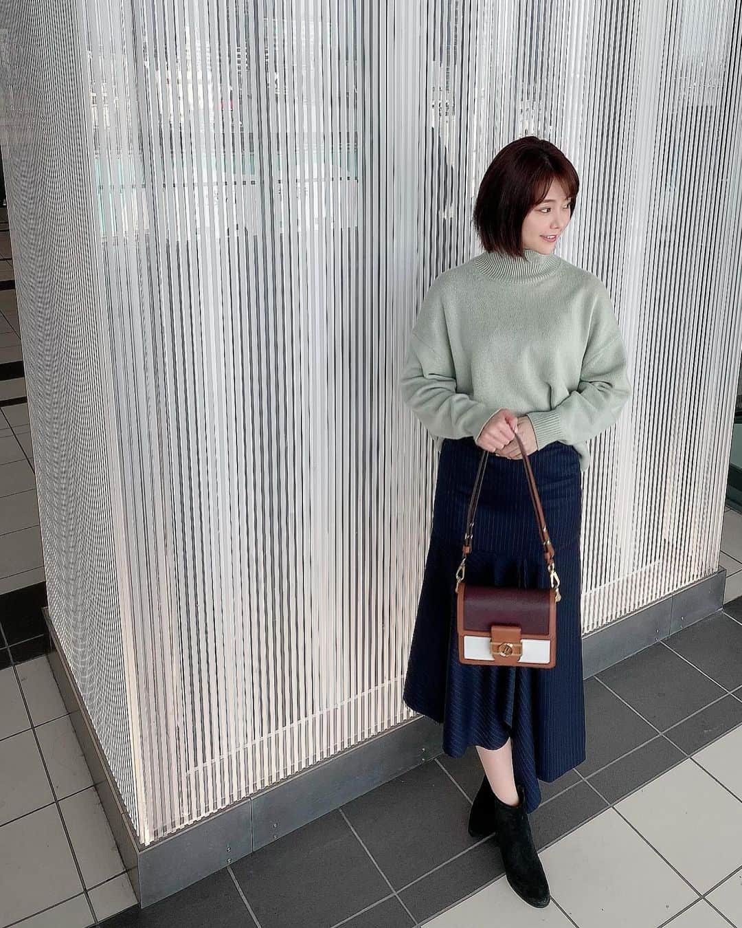 林村ゆかりのインスタグラム：「お引越しの準備中。﻿ 新生活楽しみすぎます😄﻿ ﻿ メイクや服や美容やペットのこと、シンプルに考えてます。ここ最近は髪振り乱して生きてたのでw﻿ 自分のこと大切にしながら、自分らしいおうちにしたい♪﻿ ﻿ ﻿ #バレンシアガ のスカートお気に入り❤︎﻿ ニットは#auralee﻿ 最近のリップは、ヘビロテすぎる#セザンヌ　ラスティングカラーリップシリーズのブラウンカラー。﻿2色とも好き。 ﻿ ﻿ ﻿ ﻿ ﻿ ﻿ ﻿ #コスメ#cosme#美容#美容好き#美容好きな人と繋がりたい #makeup#cosmetic #cosmetics#秋コスメ#リップ#口紅#lipstick #beauty#コーディネート#コーデ#大人女子コーデ#きれいめカジュアル#ootd#code#outfit#秋コーデ#シンプルコーデ　#cordinate#coordinate#balenciaga」