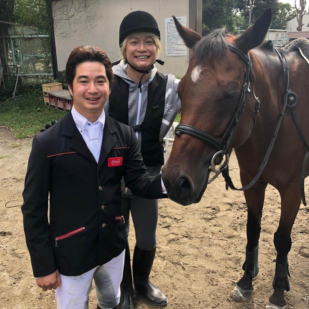 香取慎吾さんのインスタグラム写真 - (香取慎吾Instagram)「#朝日新聞 の取材で体験した #パラ馬術 #高嶋活士 選手に教わり お馬さんと心をひとつにして パッカパッカ走りました。 知らないを知れるって 楽しいです。 #パラリンピック #paralympics」11月17日 17時59分 - katorishingo_official