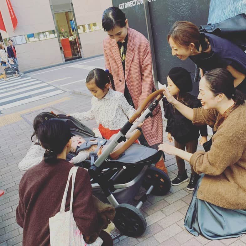 濱中鮎子のインスタグラム：「そしてオシャレすぎるママたちに会えて、華やいだ昼下がり。🍒🍒🍒 #目立ちましたよみなさん #お嬢囲まれて嬉しそう」
