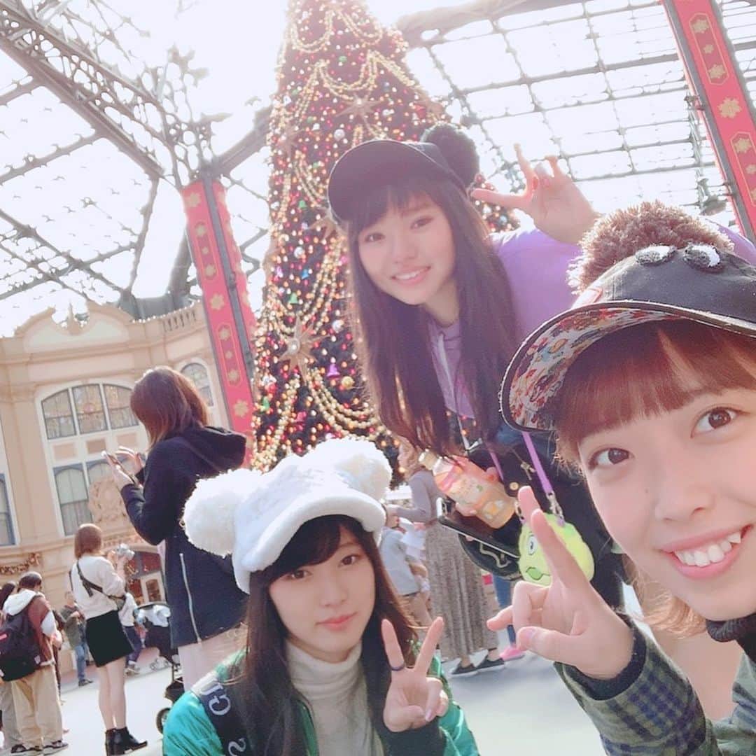 田沢涼夏のインスタグラム：「この前、優奈、杏奈とお泊まりディズニーしてきた！❤️ クリスマス仕様になってたんですっ🥺💗めちゃかわ！ その①」