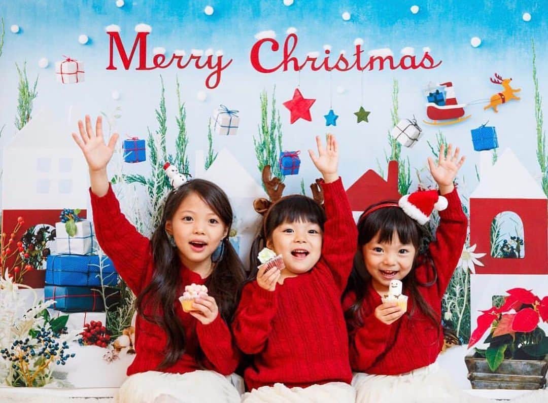 gracocoro Ryoko ONLINE SHOP＜グラこころ＞さんのインスタグラム写真 - (gracocoro Ryoko ONLINE SHOP＜グラこころ＞Instagram)「一枚貼るだけなのに、驚きのクオリティのクリスマスフォトに🎄✨ 絵本の中のクリスマスのような、 ノスタルジックなお写真が撮れるのは クリスマスシリーズの中でも人気の＜+S Snowman's town＞☃️ ・ プレゼントboxや雪化粧の植物など とってもリアルで奥行き感もありますが、 一枚お部屋に貼るだけでフォト空間が出来上がり🌟 ほかに小物を用意しなくても この華やかさなのです😊 ・ 三姉妹ちゃんは、みんなお揃いの 赤いニットを着て とびきりクリスマスらしく❣️ こんな真っ赤なニットが映えるのは クリスマスの特権ですよね🎄 ・ ご家族ではもちろん、 お友達同士で撮影する場合も ドレスコードを「赤」にしてみては？ ・ この季節の楽しさを思い切り味わいながら 撮影も楽しんでいただけると嬉しいです❣️ ・ ・ ・ 🎄🎅🐭🎍 グラこころのクリスマス&お正月 第1回予約受付は間も無く終了！ ＜11/17(日)まで＞ ※発送は11/19(火)〜＞となります。 ※予定販売数に達し次第、SOLD OUTとなります。受付期間前でも終了となりますのでご了承ください 🎄🎅🐭🎍 ・ ・ ・ 一枚、貼るだけ。 おうちが写真館になる。 ・ グラこころオンラインショップは @gracocoryoko  プロフィール欄リンクHPから ・ Special thanks♡ model&styling @yukikuu96 ・ ・  #親バカ部 #ママライフ #ママカメラ #パパカメラ #お正月 #家族写真 #カメラ好き #女の子ママ #新米ママ#キッズファッション  #グラこころ #おうち写真館 #男の子ママ #男の子ベビー #女の子ベビー #gracocoro #年賀状 #はじめてのお正月 #グラこころのお正月 #年賀状準備 #年賀状撮影  #クリスマスフォト #はじめてのクリスマス #グラこころのクリスマス #クリスマス2019 #christmas2019 #2020年賀状 #子年」11月17日 18時11分 - gracocoryoko
