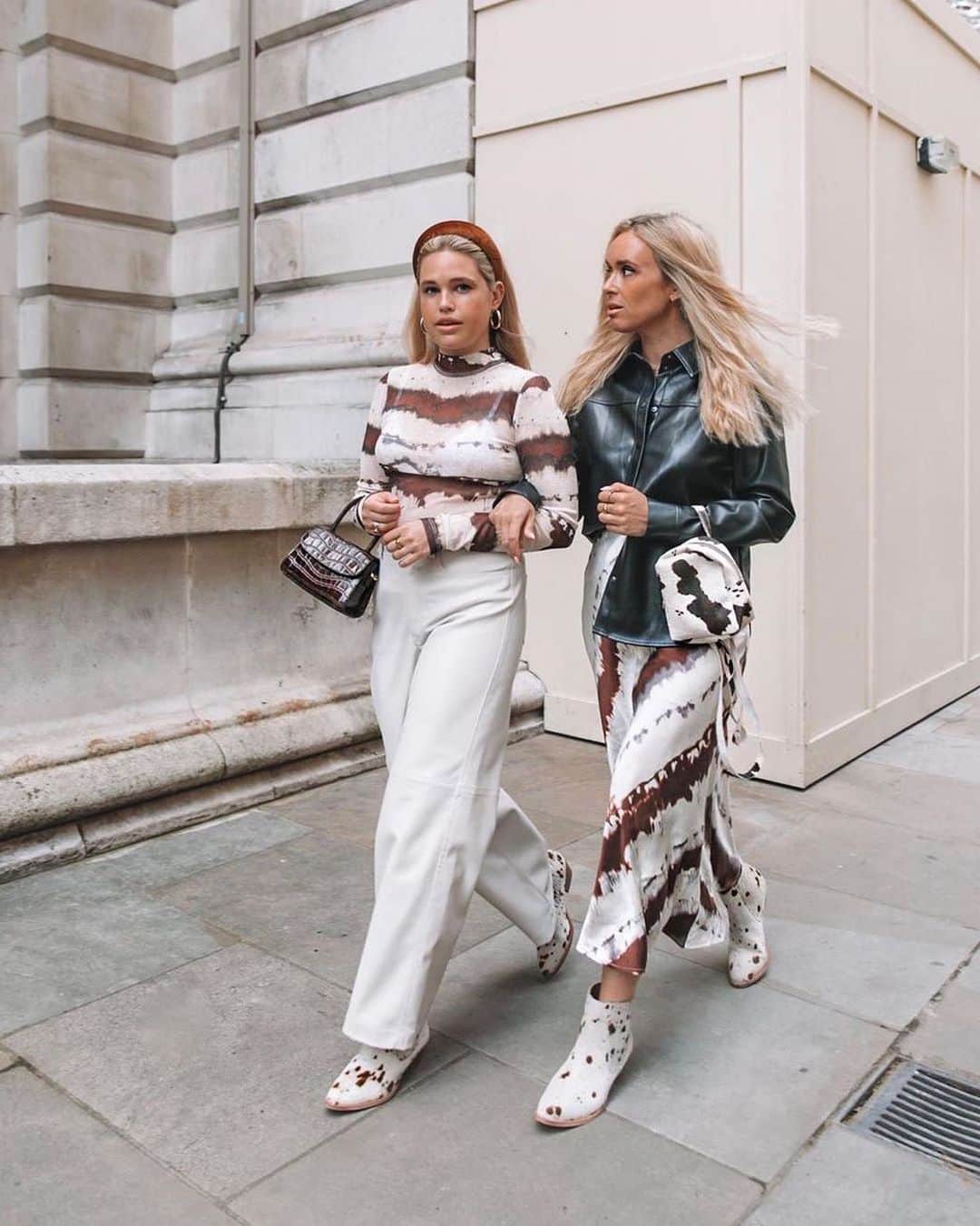 H&Mさんのインスタグラム写真 - (H&MInstagram)「@oliviaandalice took on the streets of London to spread some serious style inspo. 🏙 #HM #HMxME #regram  Satin skirt: 0803547001」11月17日 18時14分 - hm
