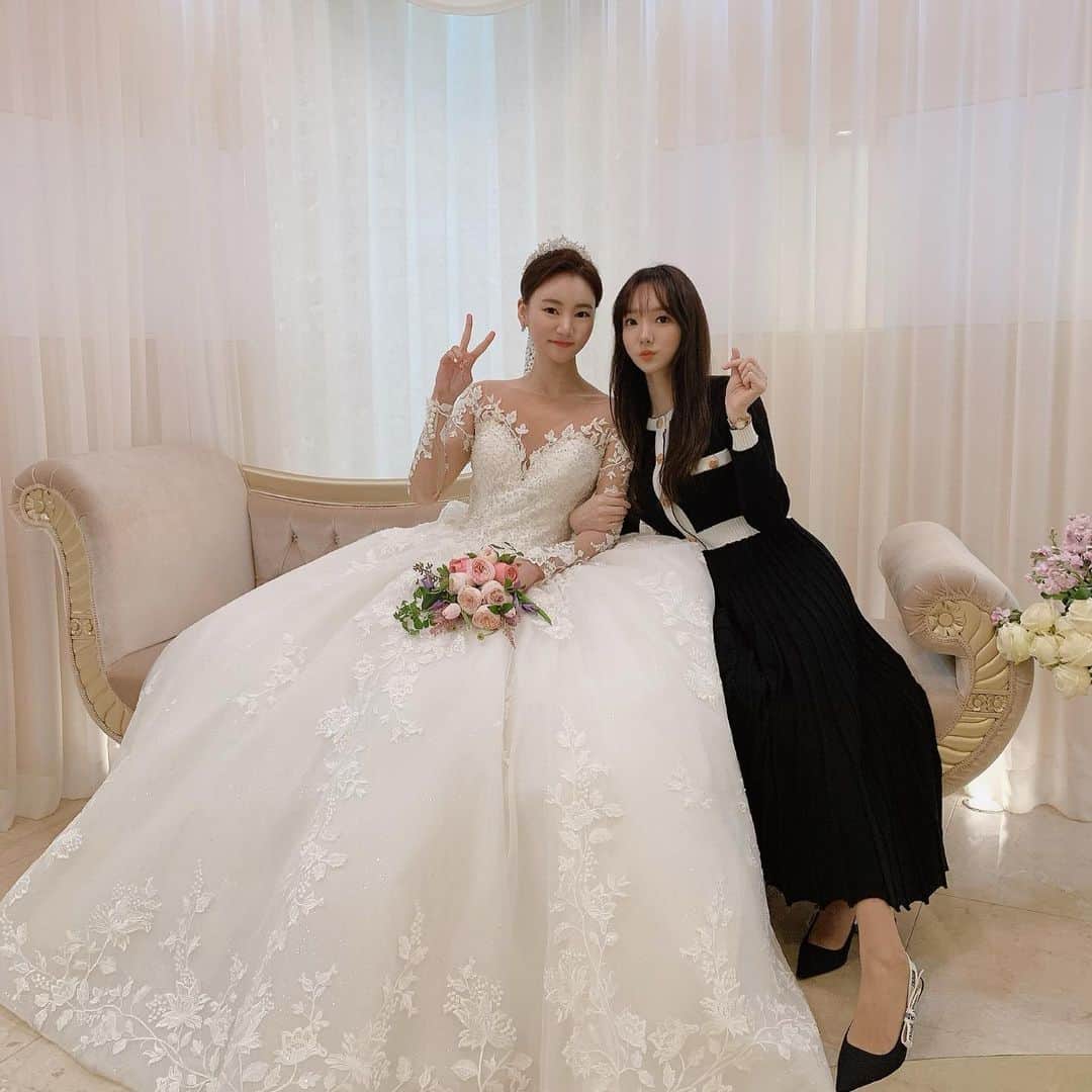 ミンヒ さんのインスタグラム写真 - (ミンヒ Instagram)「소중한 내친구 미지👰🏻 행복한 결혼생활 되길 바랄게ㅎㅎ 사랑해 내친구👭🏻 신행다녀와서 만나장❤️」11月17日 18時23分 - juminhee