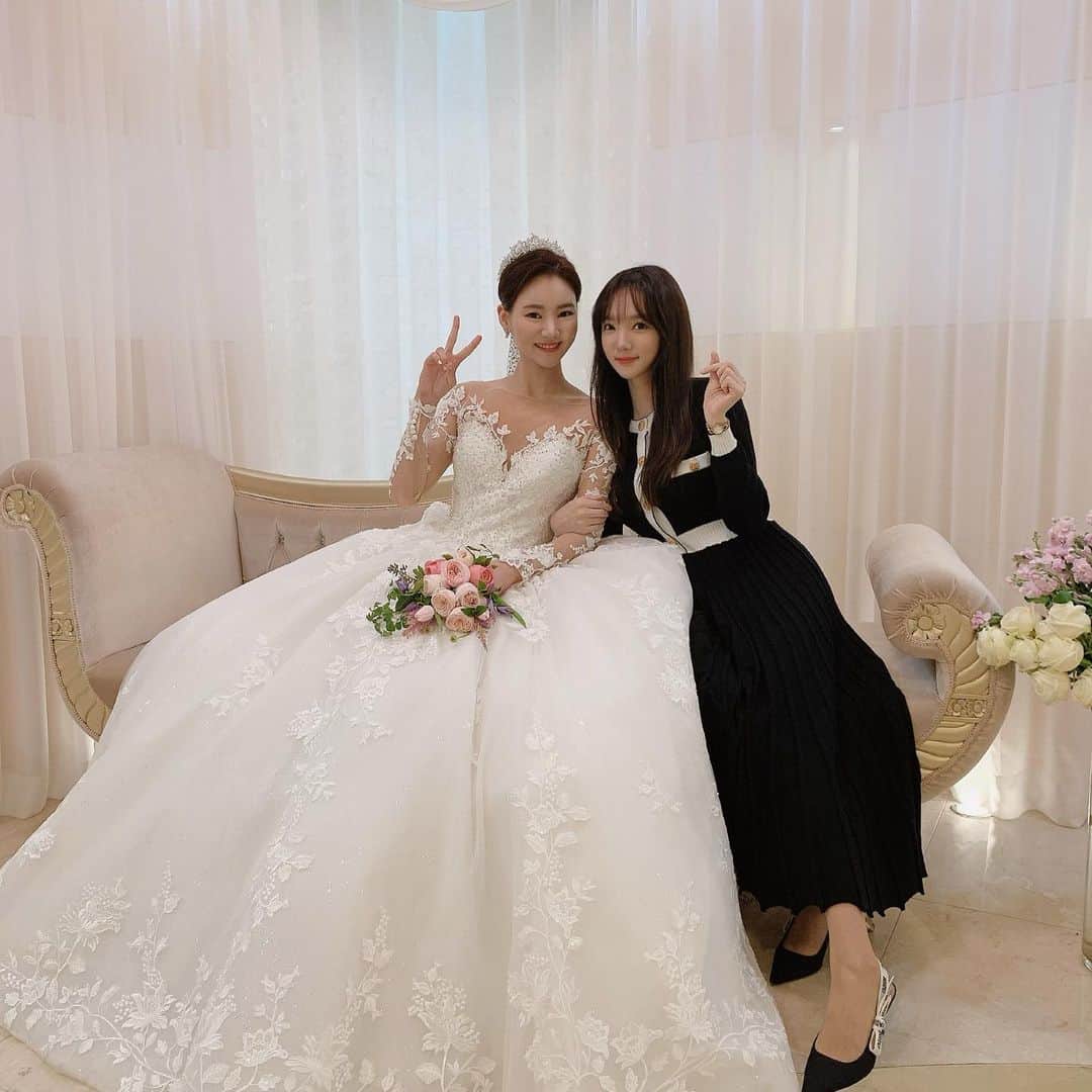 ミンヒ のインスタグラム：「소중한 내친구 미지👰🏻 행복한 결혼생활 되길 바랄게ㅎㅎ 사랑해 내친구👭🏻 신행다녀와서 만나장❤️」
