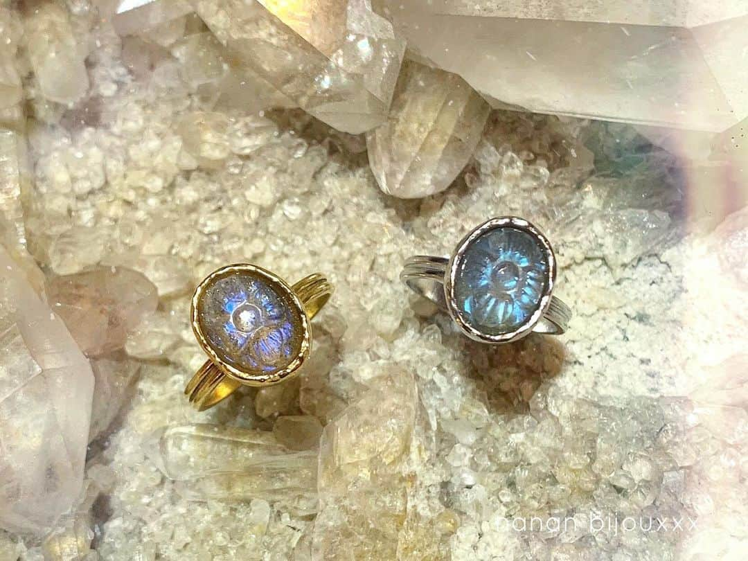 内田奈々さんのインスタグラム写真 - (内田奈々Instagram)「💠 Labradorite flower carving 💠﻿ ﻿ 小振りで、デイリー使いしやすいカービングシリーズを作りました♡﻿ ﻿ 小さくても、石のクオリティは◎﻿ お花の模様が彫ってあります。﻿ ﻿ Labradorite flower carving ring﻿ GD/SV 10,000+tax﻿ ﻿ 今年は大振りで個性的なカービングシリーズをたくさん作りました。﻿ スペシャルな分、値段も高価になってしまうため、﻿ カービングシリーズを気になって下さっていた方がお手軽に身につけられる価格帯、サイズ感で作ってみました。﻿ ピアスも有ります♡﻿ _________________________﻿ 広島PARCO Pop up shop 先行発売 ﻿ 11/26〜12/1﻿ ﻿ Webshop(受注生産)﻿ 12/7〜﻿ ﻿ nanan bijouxxx直営店﻿ 12/14〜﻿ _________________________﻿ Next Pop up shop 広島パルコ新館1階﻿ 11/26〜12/1﻿ イベント出店に伴い直営店は下記日程お休みとなります。﻿ ご迷惑をお掛けしますがよろしくお願い致します。﻿ 【11/19.23〜30】﻿ #nananbijouxxx ﻿」11月17日 18時24分 - nana_uchida