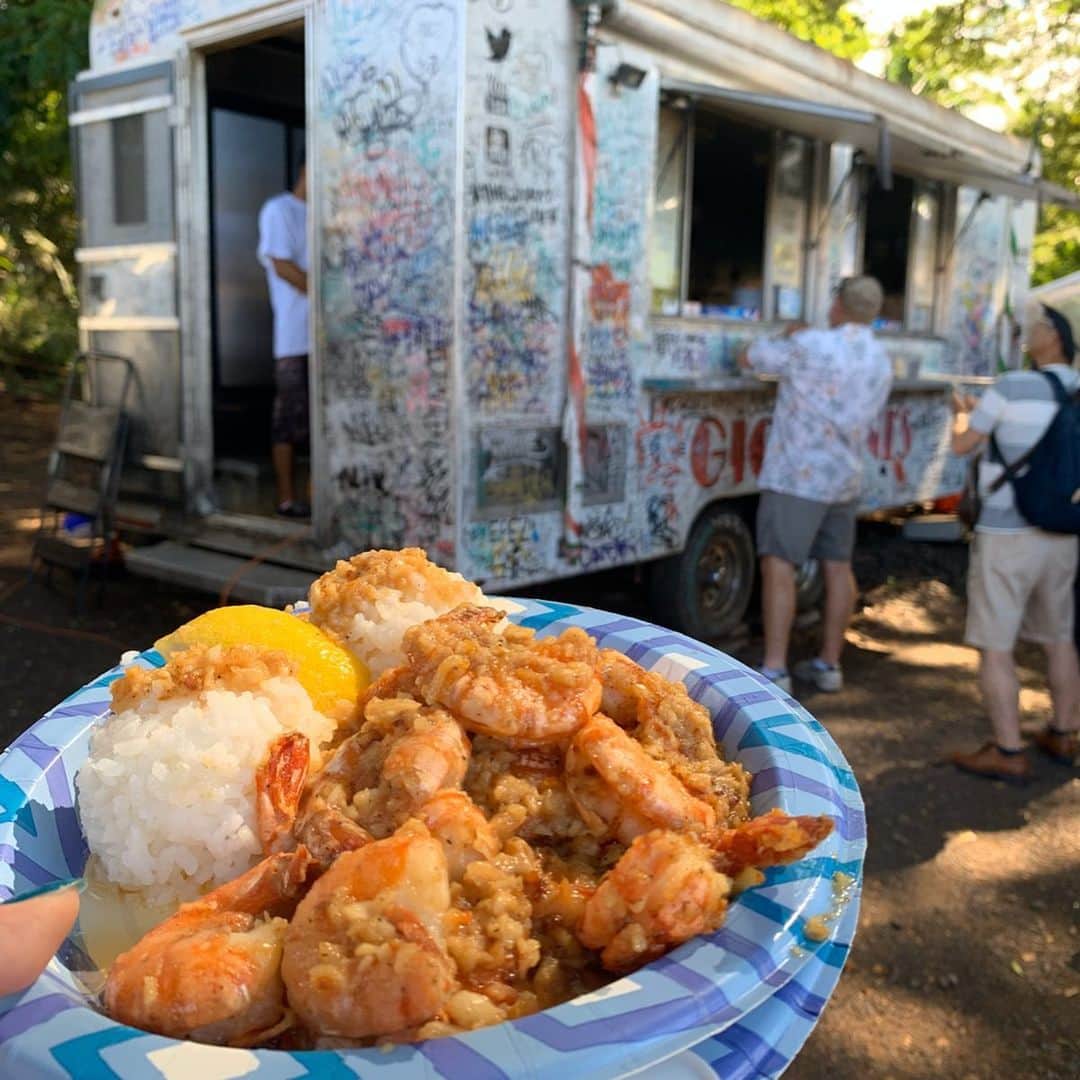 菊池沙都のインスタグラム：「大好物のgarlic shrimp🦐🦐🦐 ✴︎1.2枚目　#giovannisshrimptruck  #ノースショア にある現金のみのトラック販売。 殻付き。すごいニンニク。美味しい。 手が洗えないのでお絞りが必要だと思う。 ✴︎3.4枚目　#pioneersaloon  #ダイアモンドヘッド の帰り道に。 他にも色々なプレートランチで人気らしい！ 殻無し。すごいニンニク。少しスパイシー。辛め。 ご飯の種類が、白米が五穀米か選べる。美味しい。 ✴︎5.6枚目　#Champions #インターナショナルマーケットプレイス のフードコートの中の１店舗。 殻無し。バター強め。味しっかり。美味しい。 ✴︎7.8枚目 #Samskitchen 殻無し。さっぱり。味は少し薄め。 #garlicshrimp #ガーリックシュリンプ #ハワイグルメHawaii#Honolulu #ニンニク臭いけど気にしない 🙆‍♀️🙆‍♀️🙆‍♀️ ガーリックシュリンプ大好き❤️」