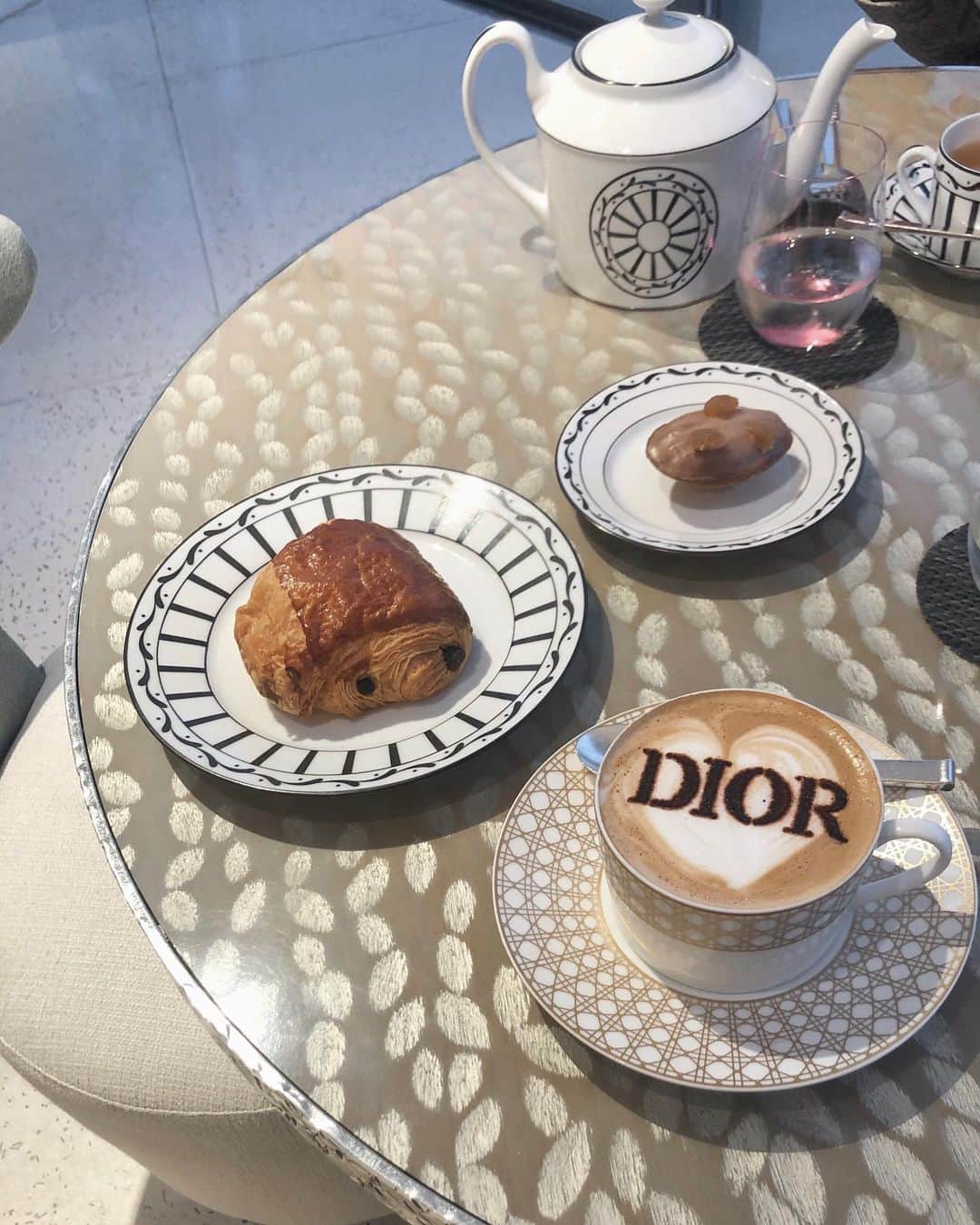 石元歩唯さんのインスタグラム写真 - (石元歩唯Instagram)「House of Dior  外観からインテリアに食器まで 素敵で贅沢な空間だった…♡ cafeでは定番のラテを☕️🍪 . #houseofdior #diormaison #cafedior #diorcafe」11月17日 18時22分 - 518aichi