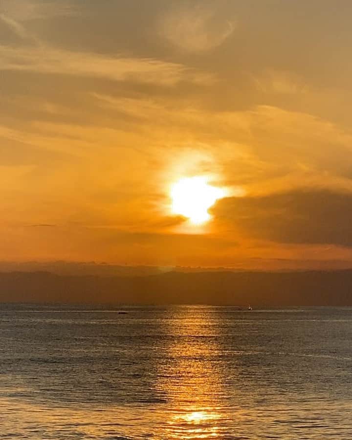 のインスタグラム：「🌅✈︎✈︎✈︎🧡」