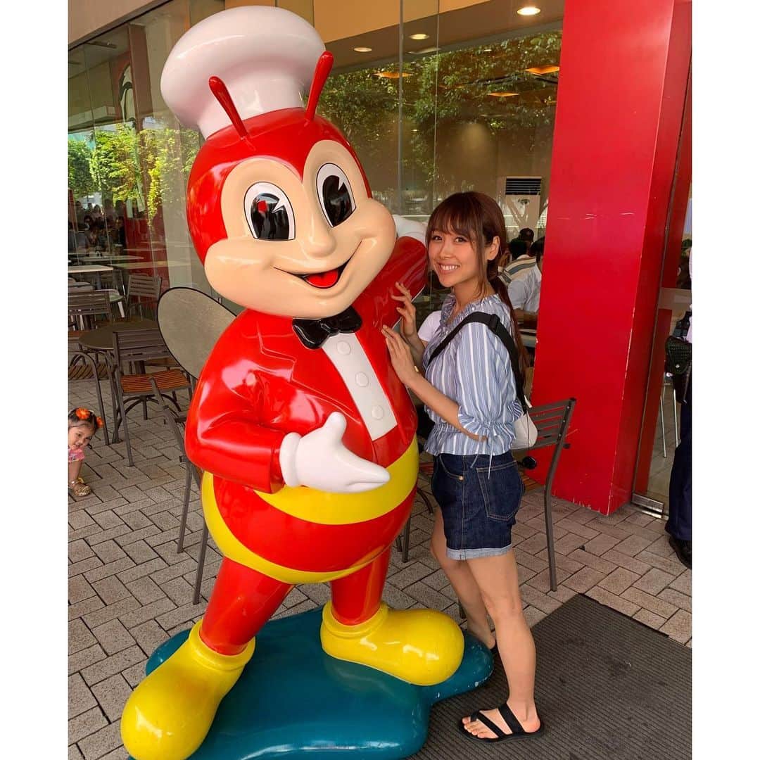 小池ジョアンナのインスタグラム：「みんな大好きジャリビー🐝💞 フィリピンには、どこに行っても必ずあるファストフード店！！✨ 日本と違って、ファストフードなんだけど人気なのはハンバーガーじゃなくて、フライドチキン🍗と、甘い味付けのミートソーススパゲティー🍝が凄く美味しくて、大人気なの！✨ でもこの時はお腹空きすぎててハンバーガーの気分だったから、チキンとCHAMPバーガーにしました😂  CHAMPは、日本でいうビッグマック的なやつ。値段もダントツに高いからか、フィリピンの方はこのバーガーを殆ど頼まないらしい。 ここで日本人らしいことをしちゃってた。笑  そして特筆すべきは、チキンを頼むと必ずライスがつくってこと。。 面白いよね😆！ フィリピン人はお肉🍖×ご飯🍚の組み合わせが大好きで、むしろ皆それしか食べないんじゃないのかってくらい。笑 基本的にどこ行っても、そのセットが定番。  これはフィリピンならではの文化かなぁ。  #jollibee #mrjollibee #philippines #philippines🇵🇭 #ilovephilippines #withjollibee #champburger #chickenjoy #rice」