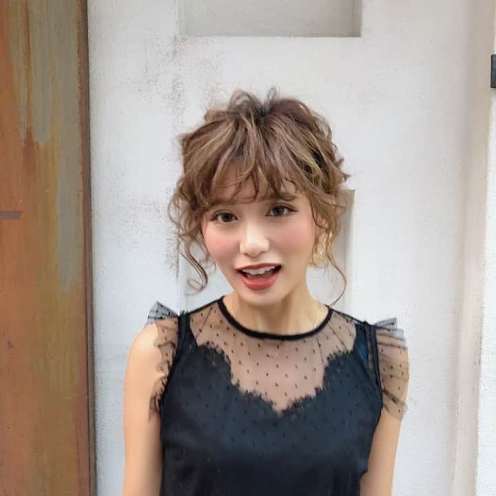 のインスタグラム：「今日は一瞬ラビッシュポー出勤♡ . @miyu.61  みゆさんが1.5次会前に来てくれたよ❤️ . いつもなにかあるたびに 来てくれるのと、会えるのが嬉しい😂❣️ 日が空くと、話溜まりすぎるから（笑） . 今日はシニヨン♡ . いつもありがとうございます😊 #rabichepow #ヘアメイク#ヘアセット#ラビッシュポー#みゆちゃい#アレンジ」
