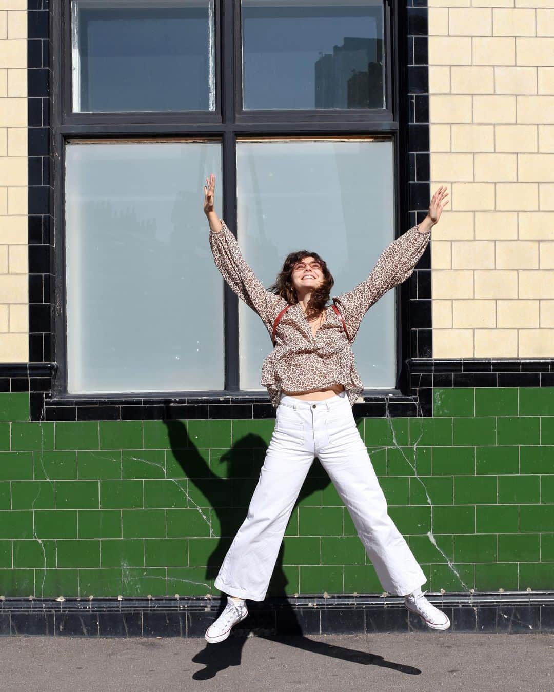 Amelia Zadroのインスタグラム：「Sunday morning jumping and rolling around Hackney w @lenarachoudhury ☕️🤸🏻‍♀️💫」