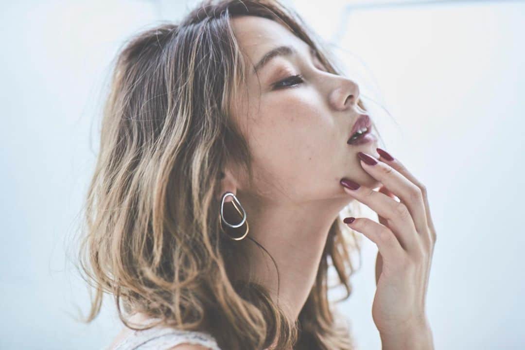 大石亜里紗のインスタグラム：「バレイヤージュ🐄 . hair🌱 @crea.kusaka  make🌱 @crea_arisa . お客様のライフスタイルや雰囲気に 合うように一人一人に合った デザインを提供させて頂きます🌱💓 . 柔らかいハイトーンカラー お任せください🦔🌿✨ DM・☎︎からのご予約がおススメ🌻 . –––––––––––––––––––––––––––– . . #crea_arisa 大人気のおススメカラー🌿 季節問わずできるバレイヤージュカラーは 広い年代で愛されています🙆‍♀️🌟 . ブリーチカラーはベースが命です✨ 入れ墨と一緒で一度作ってしまうと 消えない大事なベースになります！ 長い目で綺麗にケアさせていただき 色落ちも綺麗なスタイルを提案します🌱💓 . 色素薄い外国人のような 赤味のないカラーなら お任せください👩🏼💐 . . #グラデーションハイライト #グラデーションカラー #バレイヤージュハイトーン  #バレイヤージュグラデーション  #バレイヤージュ  #バレイヤージュカラー」