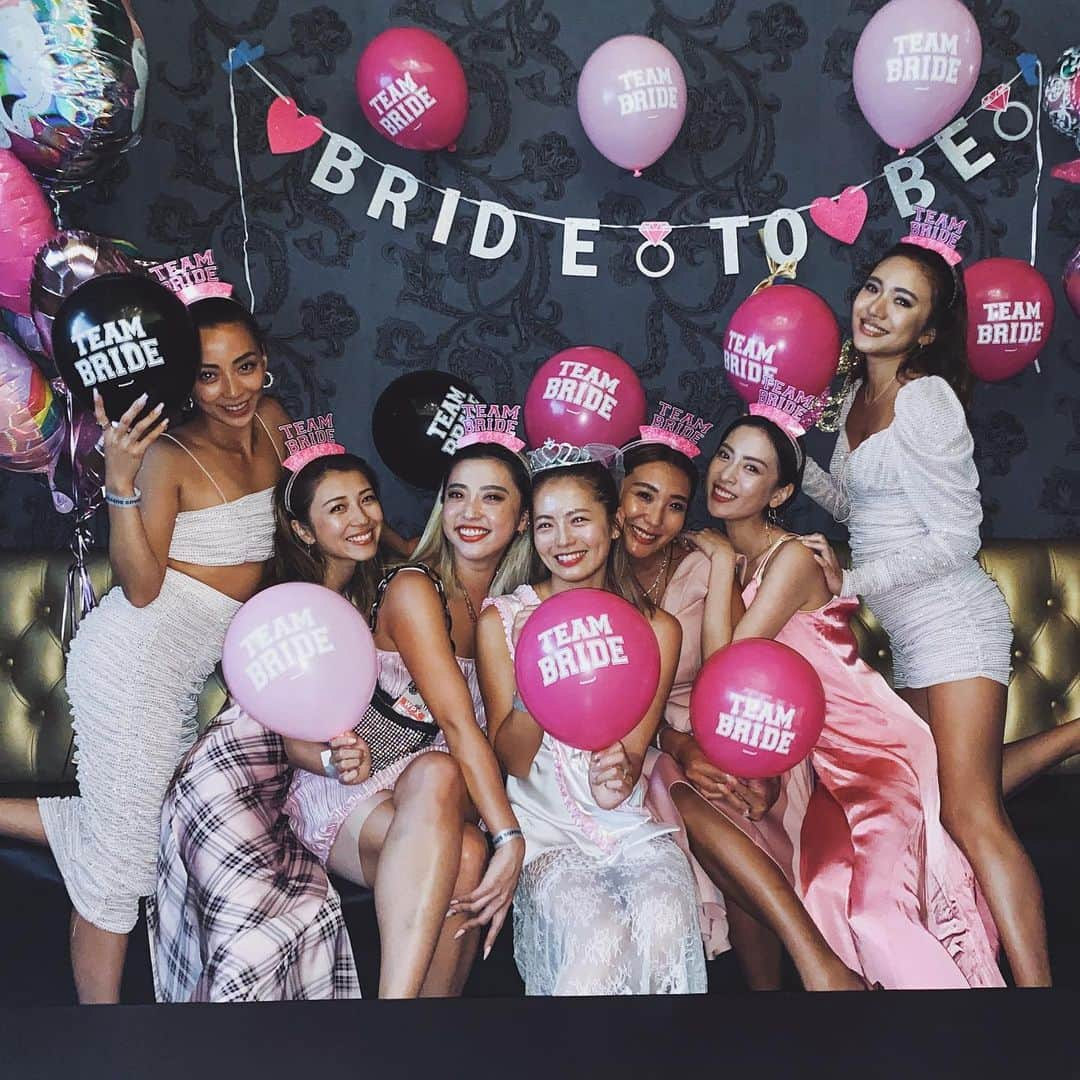 佐々木彩乃さんのインスタグラム写真 - (佐々木彩乃Instagram)「BACHELORETTE PARTY🎈💗 あや以外はピンクで揃えてあやはホワイト❤️ 明日は結婚式👰💒 #BACHELORETTE #bacheloretteparty #hawaiilife #hawaii #haus @haussupperclub」11月17日 18時36分 - ayano__sasaki