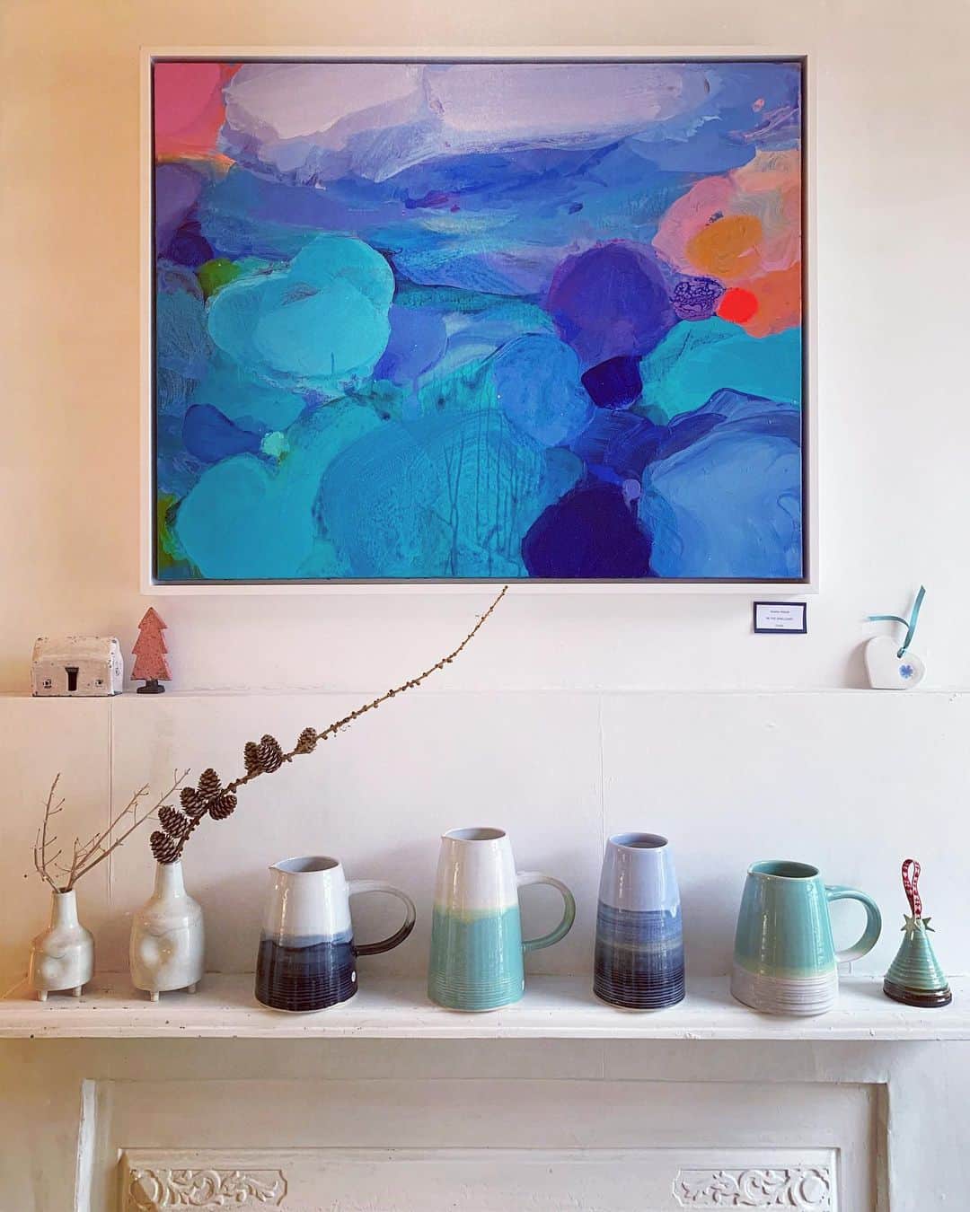 Tea and sittingのインスタグラム：「🏡...Getting my Open House @64sandgate sorted this week has been a bit full on 🤯 BUT when you get to transform your house with other artists beautiful work for a few weeks it’s completely worth it!!! These pieces are by @sophieabbottartist , @holly_l_bell and @amandabanhamceramics 💙💗💜 ( We’re open 11am - 5pm today as well as the next 2 weekends ) #brightonopenhouses #christmasopenhouse #brightonartist #rusticinteriors」