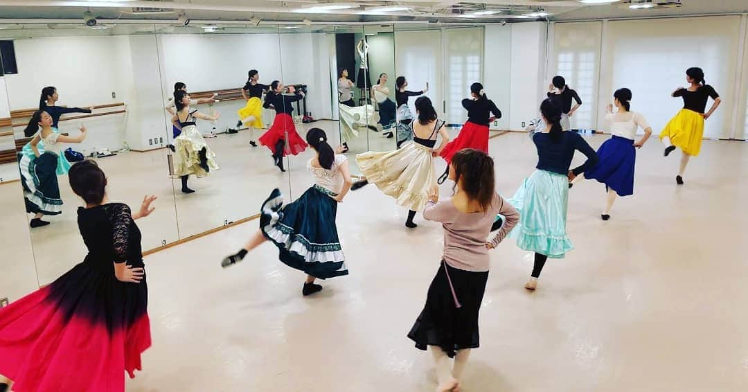 風花舞さんのインスタグラム写真 - (風花舞Instagram)「Chacott(日)ダンスplus、本日も終了しました。 ご参加くださった皆さん、ありがとうございました。  新しいナンバー1回目。 久しぶりにミモレ丈フレアースカートでアップテンポ。  ずっと動き続けているナンバーで休むところがないので、燃焼系ナンバーです😂 半分ずつ踊るとき私も両チームに入って立て続けに踊ったのですが、かなり息が上がりました。 振りが体に入ってしまえば楽しく踊れるナンバーだと思います。  来週は少し続きをやってから、頭からおさらいです。来週からのご参加もできます。  事前予約制のクラスですので、Chacott渋谷スタジオにご予約お願いします☎️ 持ち物、曲名などはご予約の際にスタッフにお尋ねください ※IGTVに動画3本あげています。 投稿ページのプレビューは数日後削除しますが、IGTVでは引き続きご覧いただけます ★DL@目白・Chacott渋谷・ビジター合同の2019年度風花クラス忘年会ご参加受付締切は11/29(金)メール必着です。 すでにご参加のご連絡をいただいている方には詳細を個別にお送りしています。  #Chacott#渋谷スタジオ#毎週#日曜日#ダンスplus#宝塚#ミュージカル#シアターダンス#ダンス#レッスン#クラス#dance#lesson#class#動画#IGTV#ミモレ丈フレアースカート#ロング丈を巻き上げて履いてもいいですよ#忘年会参加#お待ちしています#風花舞」11月17日 18時38分 - kazahanamai_official