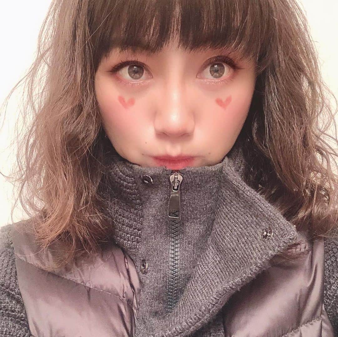 福島和可菜さんのインスタグラム写真 - (福島和可菜Instagram)「髪を10センチちょっと切りまして、パーマかけましたぁ😎  見た目はあんまし…ってか全然変わらない🤣ですよね（笑）  けど、自分的にはだいぶ軽くなったぜ✋ コレでマリモは出来ないはず☀️（笑）  #ちょっとだけ #変身 #change #せめて見た目だけは #女子力 #高め #目指してます #笑 #hair #メンテナンス #放置プレイ #ごめんなさい #美容室 #カラー #なし #パーマ #ボリューム #UP #結べる長さ #軽やか #beauty #✂️ #💇‍♀️ #✨」11月17日 18時39分 - fukushimawakana